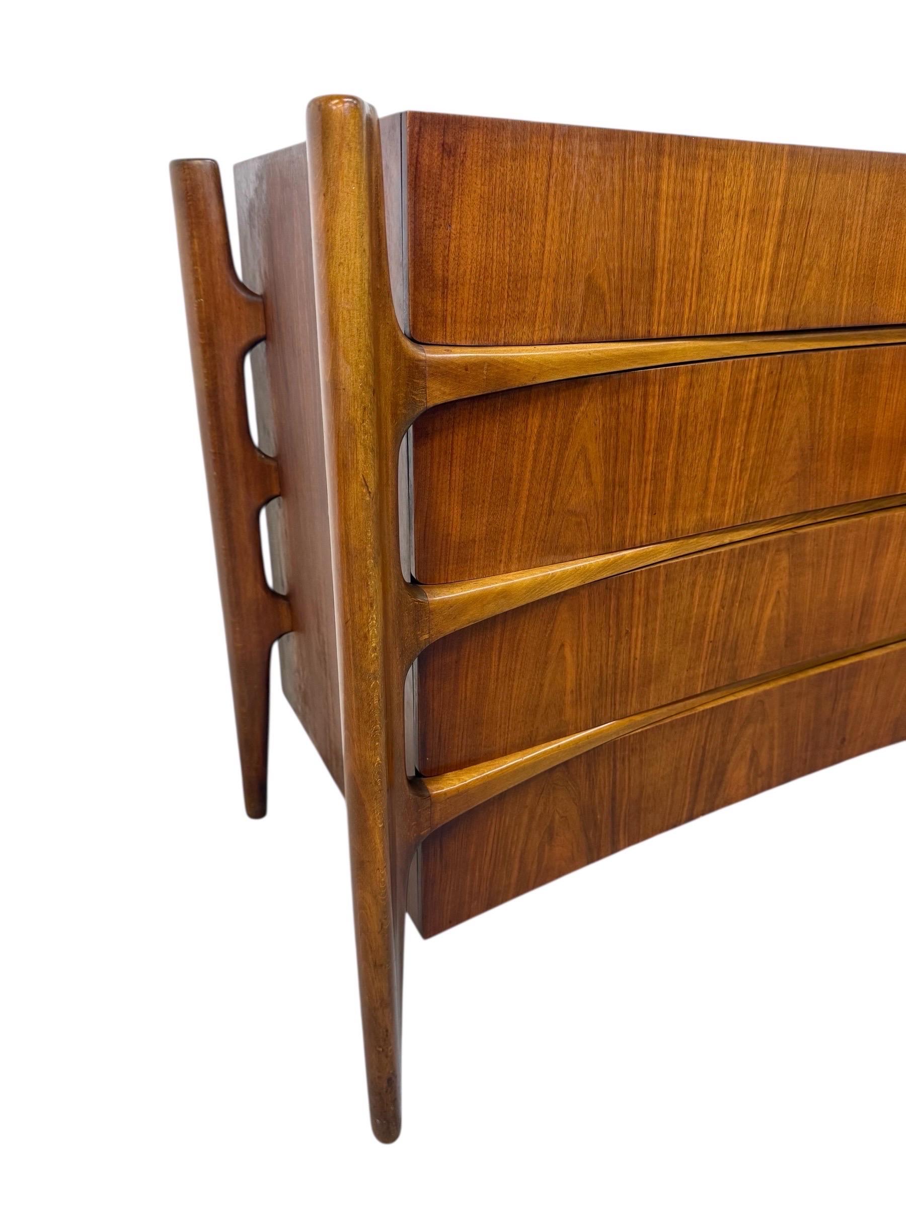 XX secolo Mid-Century Swedish Modern William Hinn Sculptural Walnut Dresser in vendita