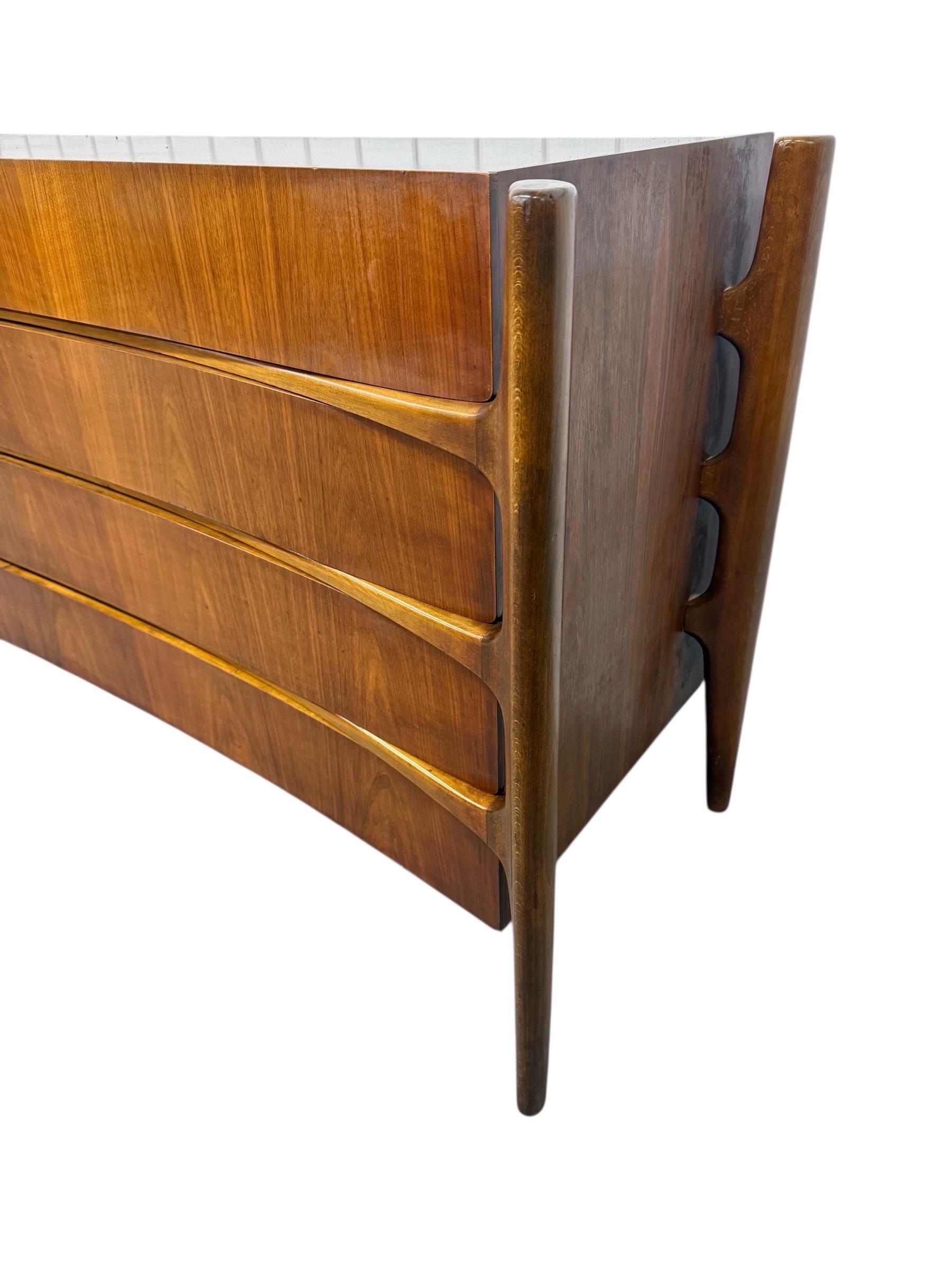 Legno Mid-Century Swedish Modern William Hinn Sculptural Walnut Dresser in vendita