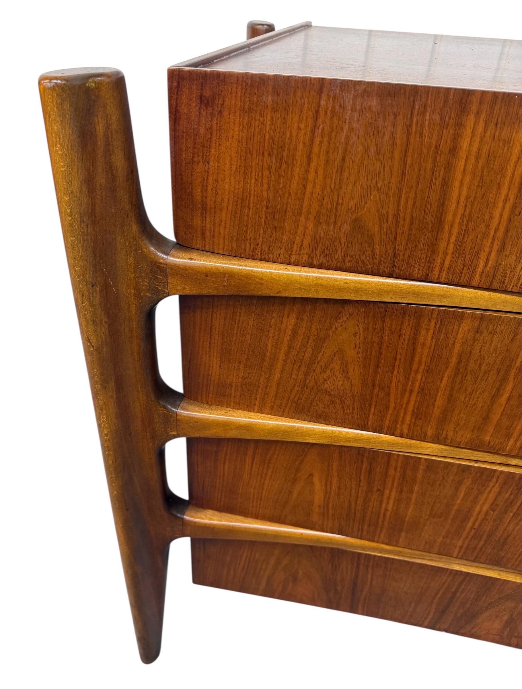 Mid-Century Swedish Modern William Hinn Sculptural Walnut Dresser in vendita 1