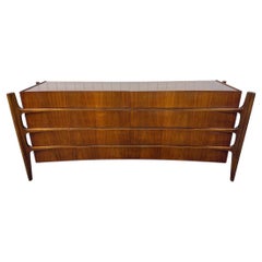 Commode en noyer sculpturale William Hinn, moderne et suédoise du milieu du siècle dernier