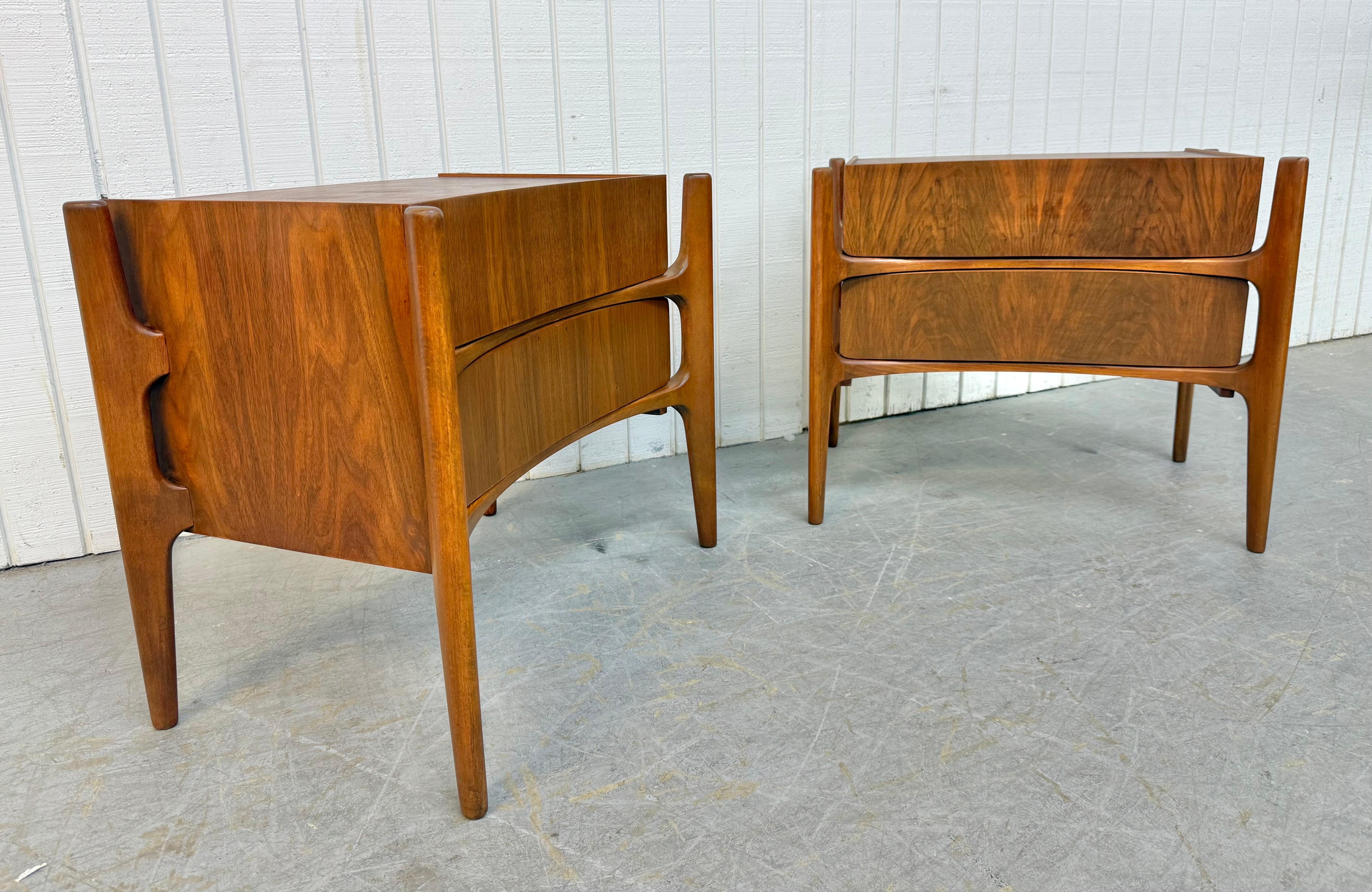 Questo annuncio si riferisce a una coppia di comodini in legno di noce scultoreo William Hinn. Il design è fluttuante, il corpo rettangolare a due cassetti, le gambe lunghe e scolpite e l'originale finitura in noce. Si tratta di un'eccezionale