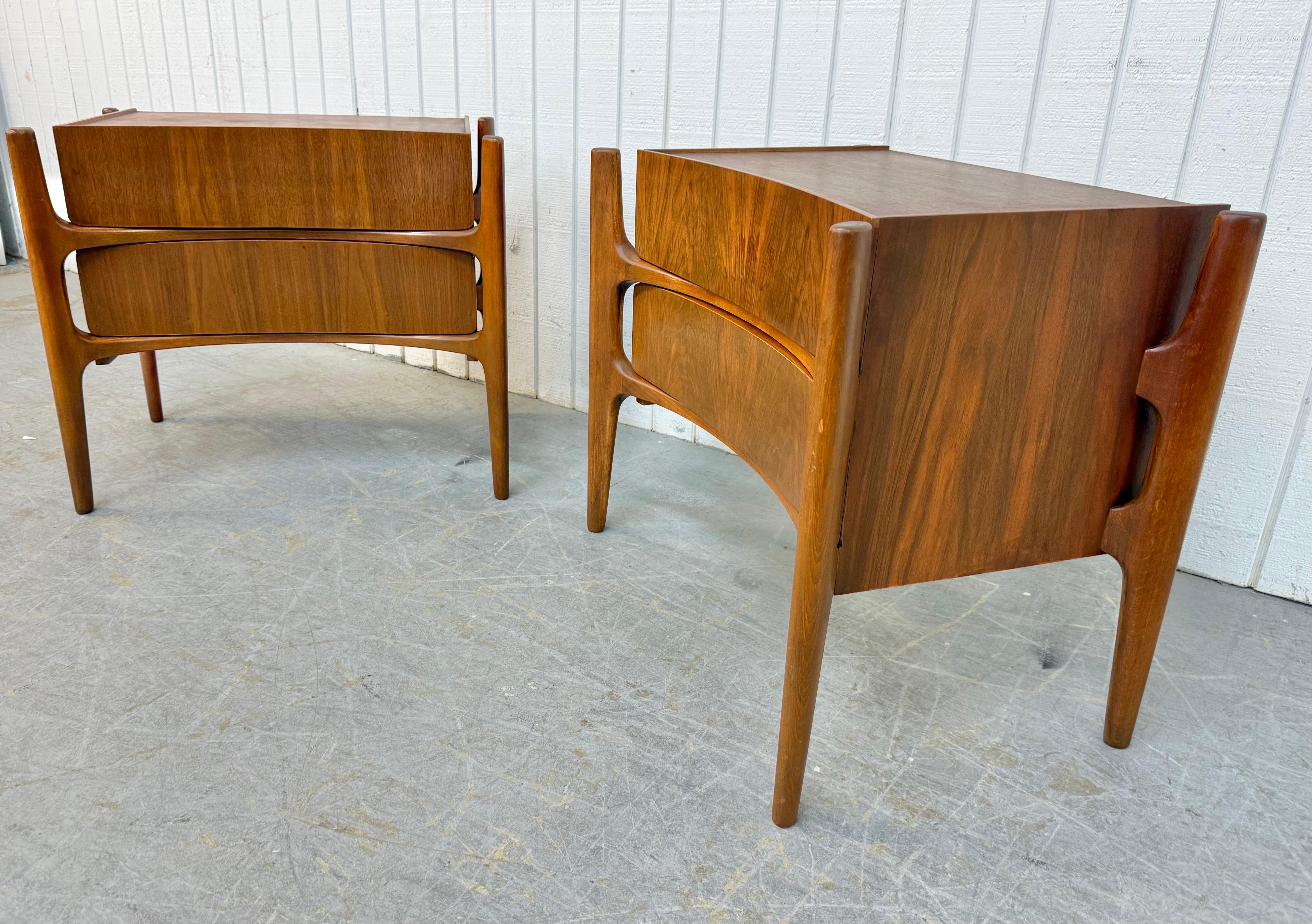 Mid-Century moderno Comodini in noce con scultura William Hinn - Set di 2 in vendita