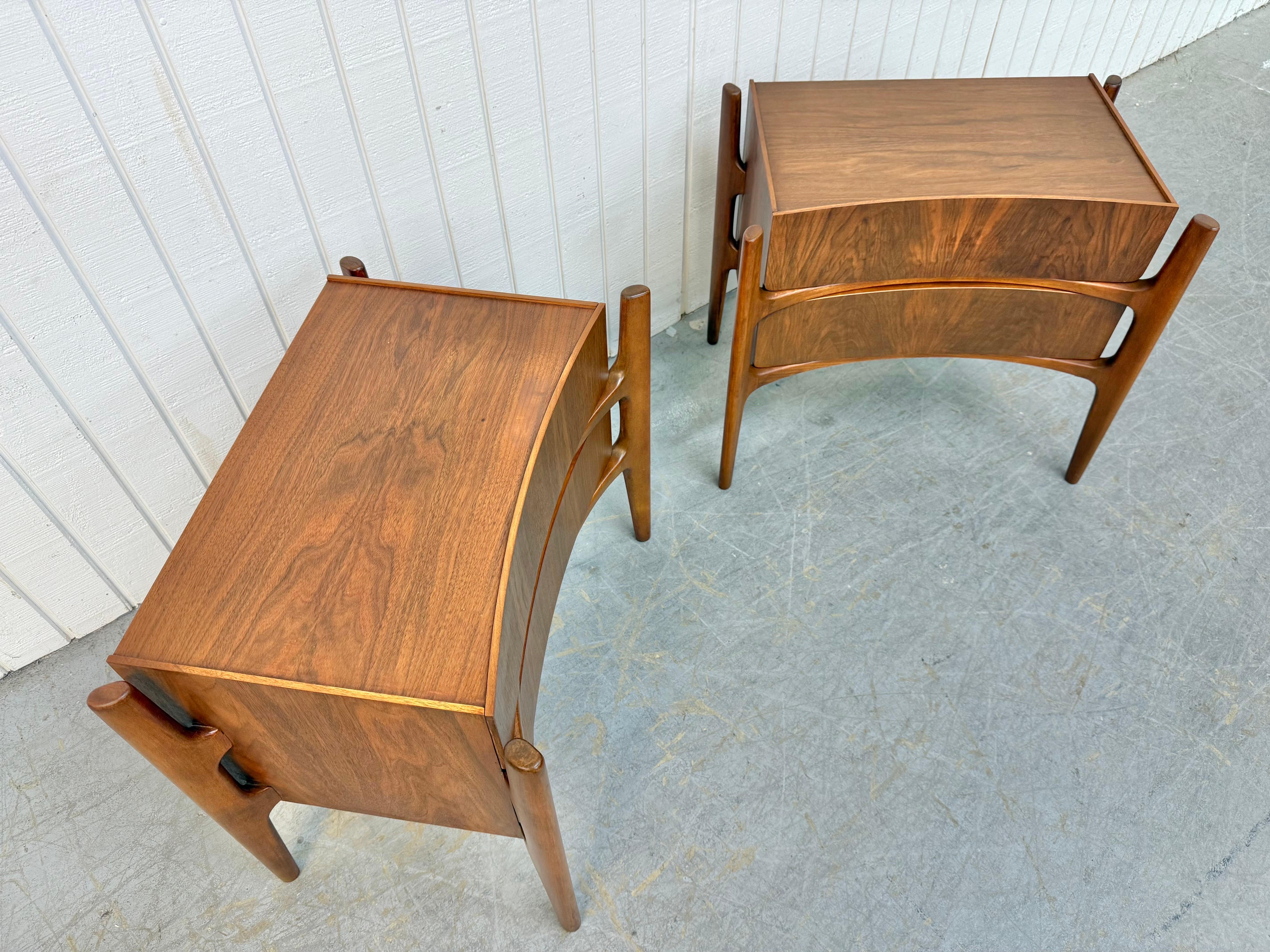 Svedese Comodini in noce con scultura William Hinn - Set di 2 in vendita