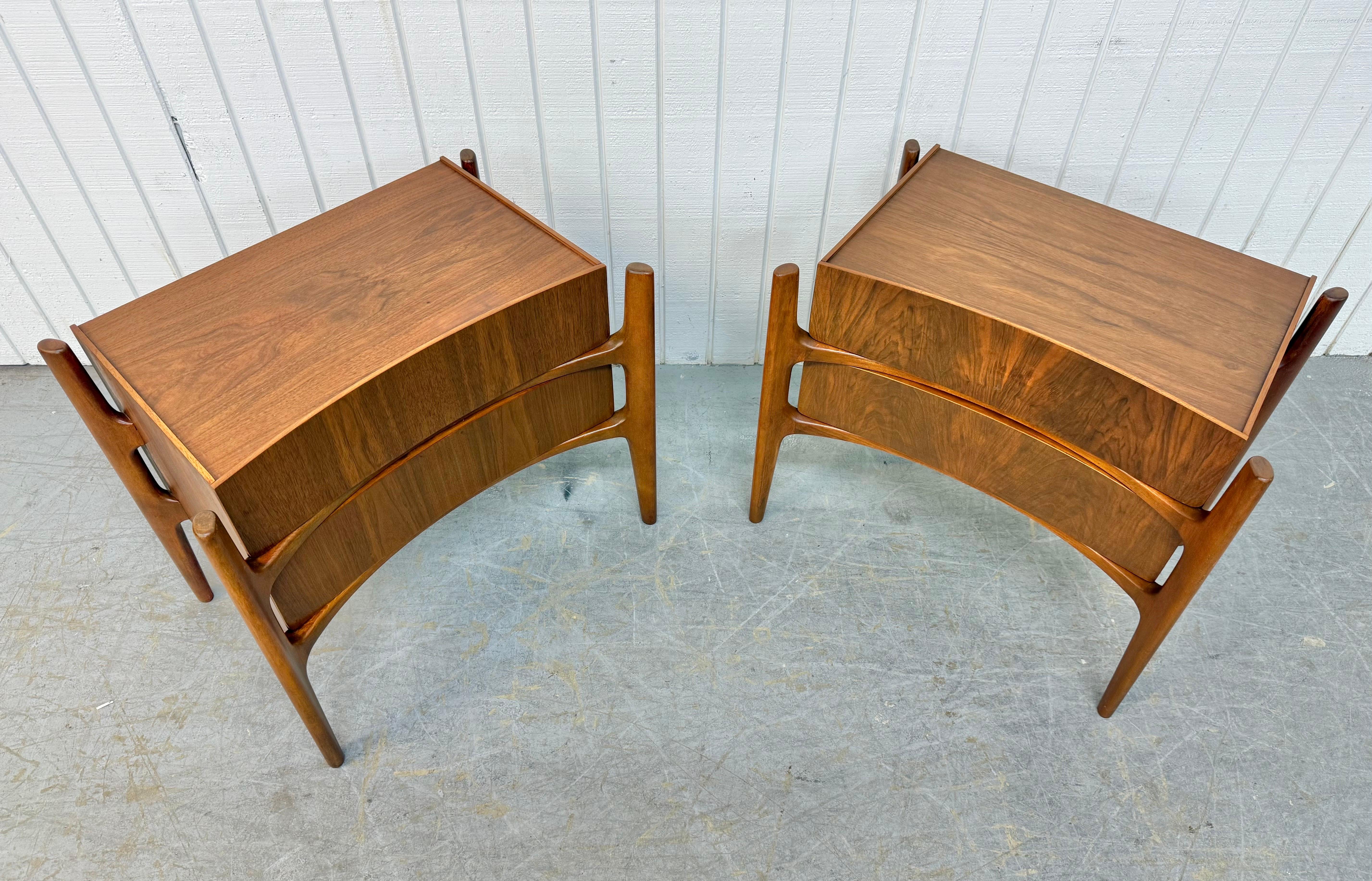 Comodini in noce con scultura William Hinn - Set di 2 In condizioni buone in vendita a Clarksboro, NJ