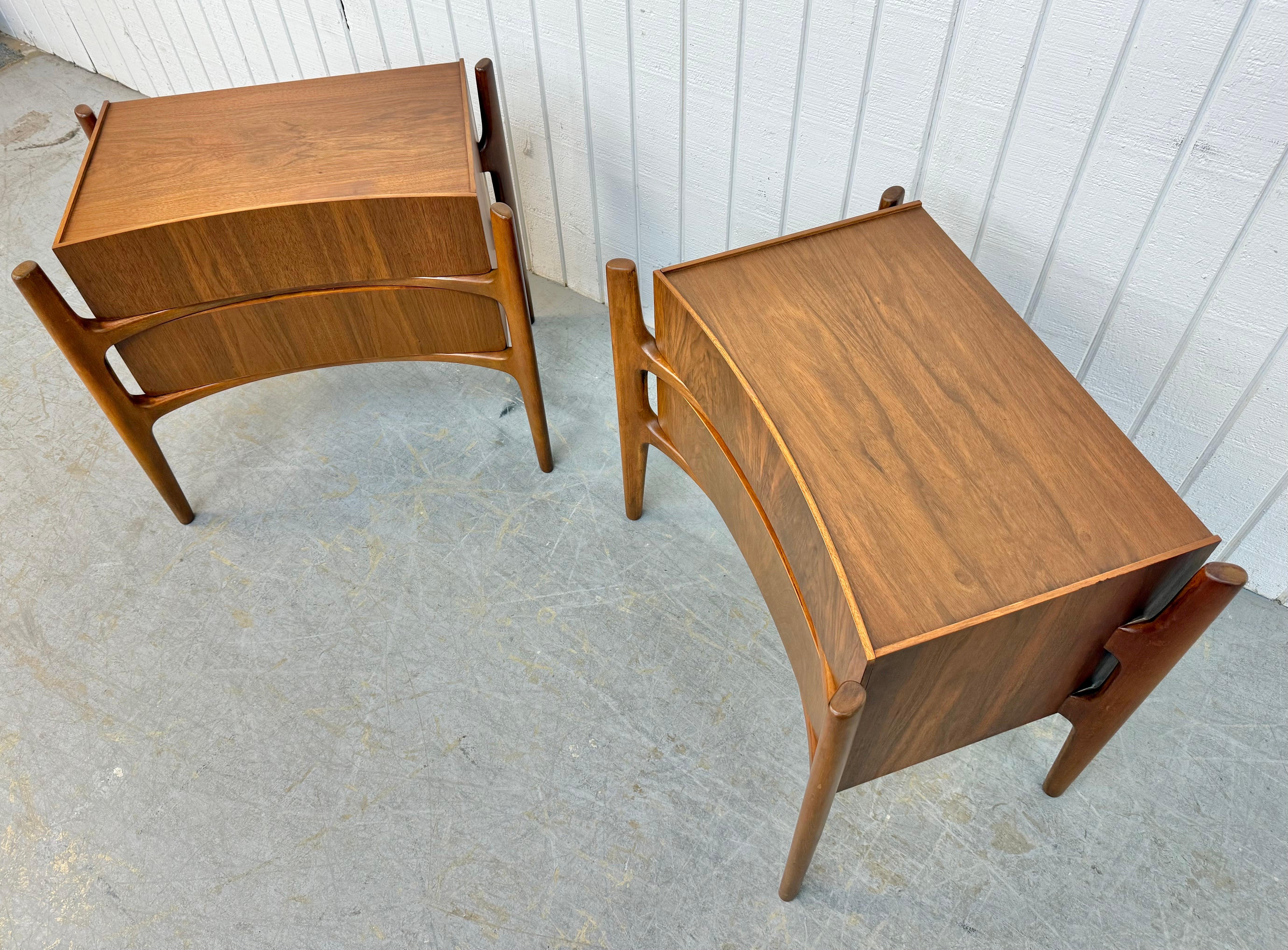 Metà XX secolo Comodini in noce con scultura William Hinn - Set di 2 in vendita