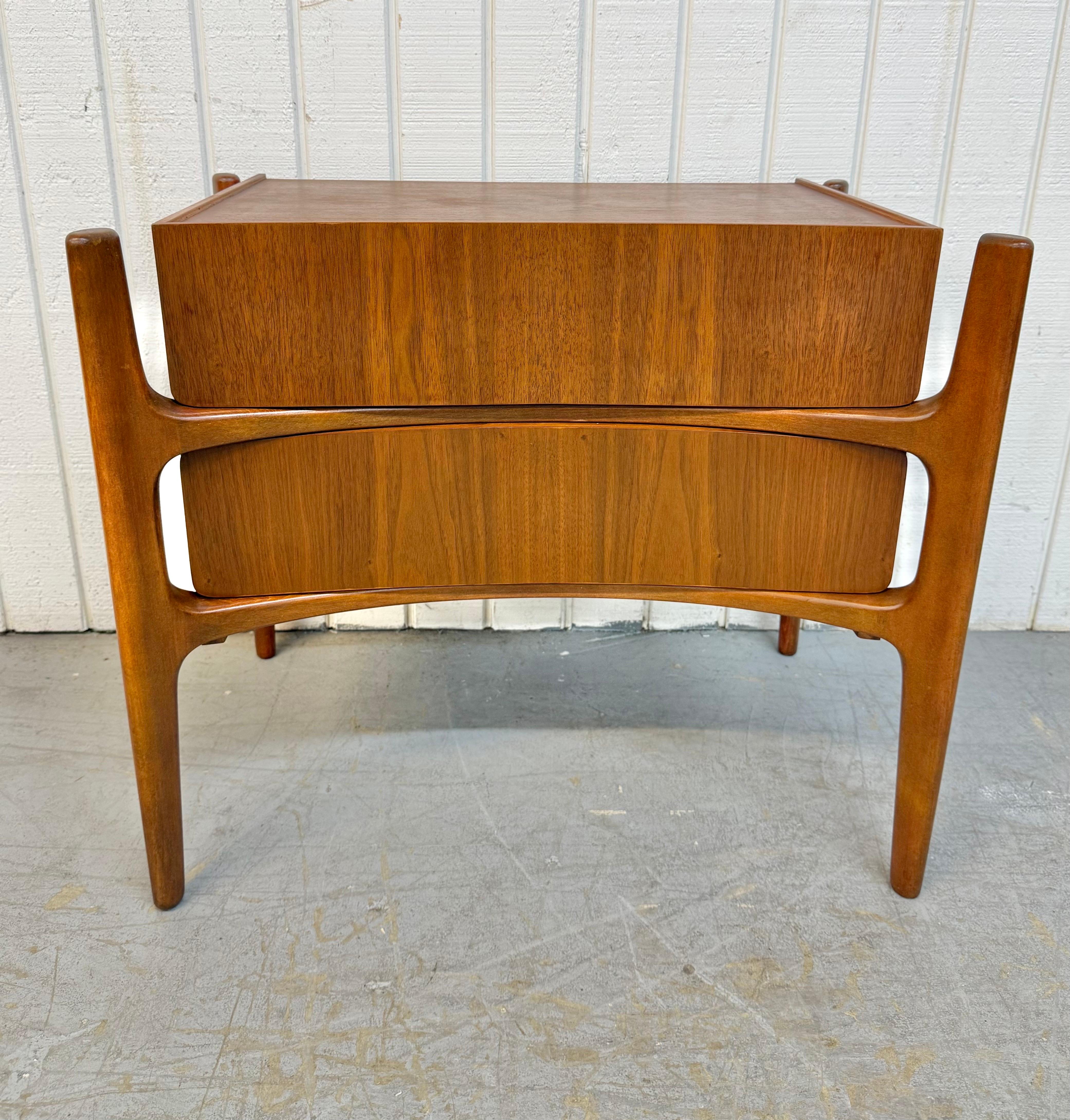 Legno Comodini in noce con scultura William Hinn - Set di 2 in vendita