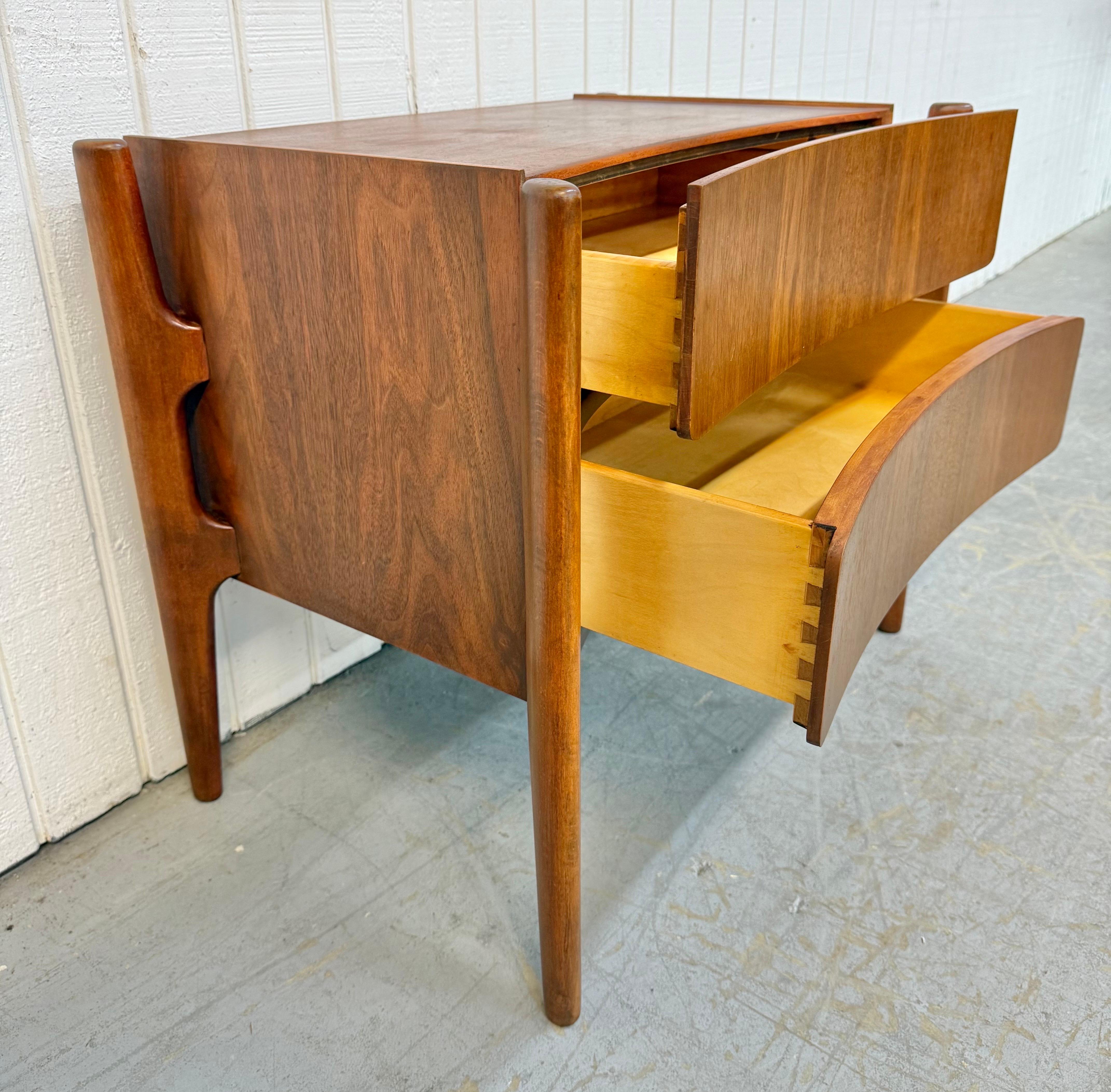 Comodini in noce con scultura William Hinn - Set di 2 in vendita 1