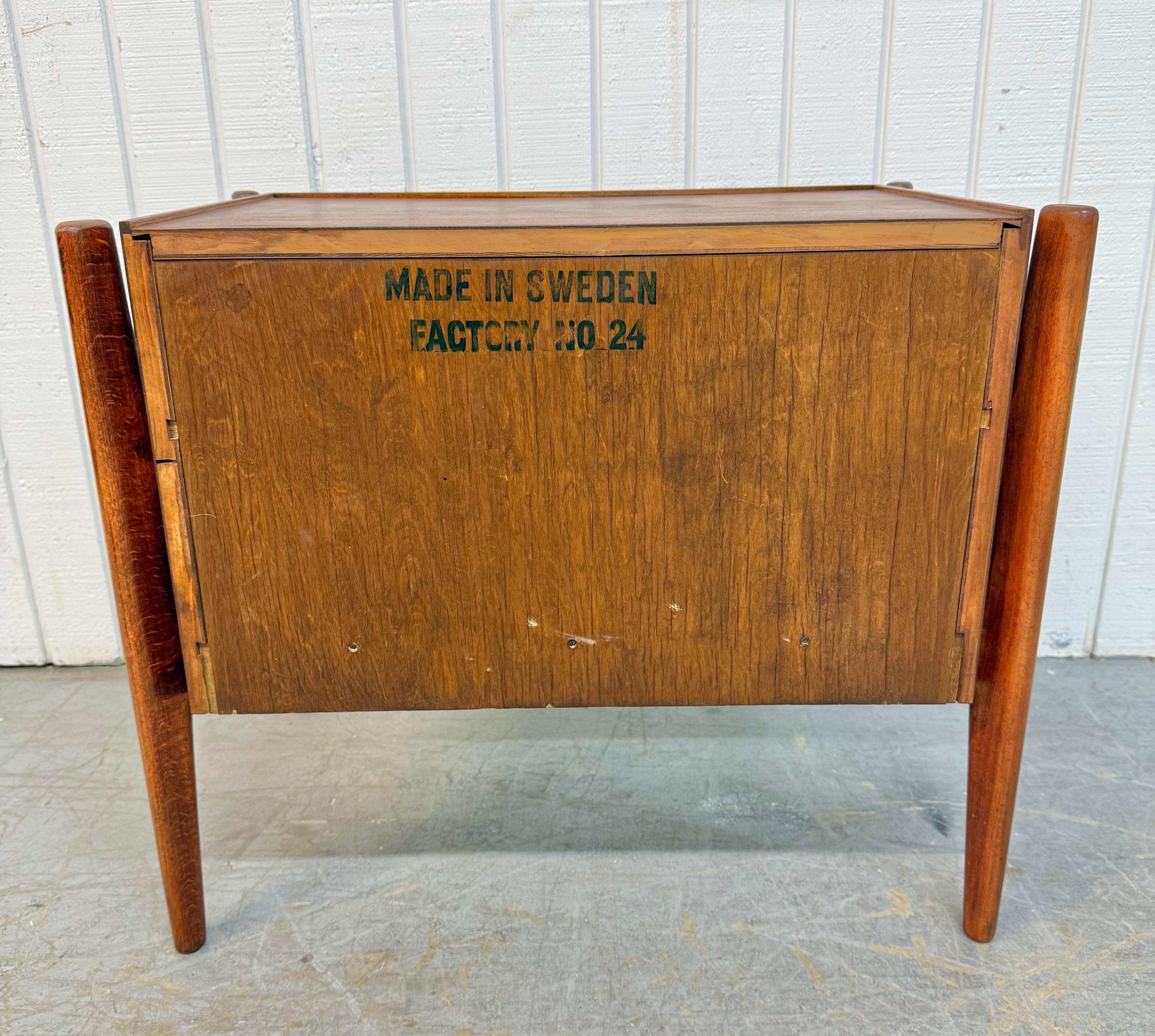 Comodini in noce con scultura William Hinn - Set di 2 in vendita 2