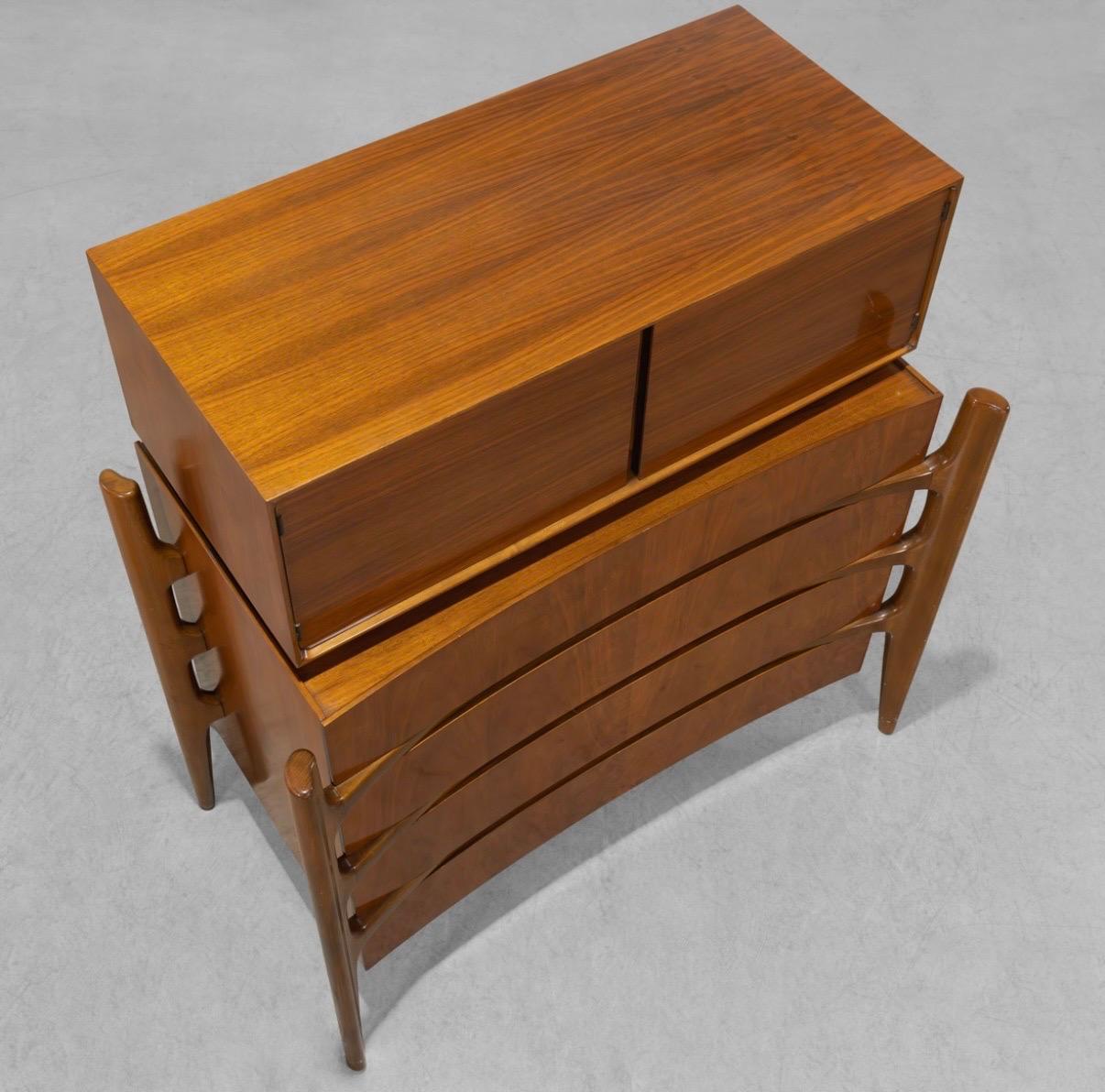 Mid-Century moderno Cassettone in noce William Hinn, moderno svedese di metà secolo in vendita