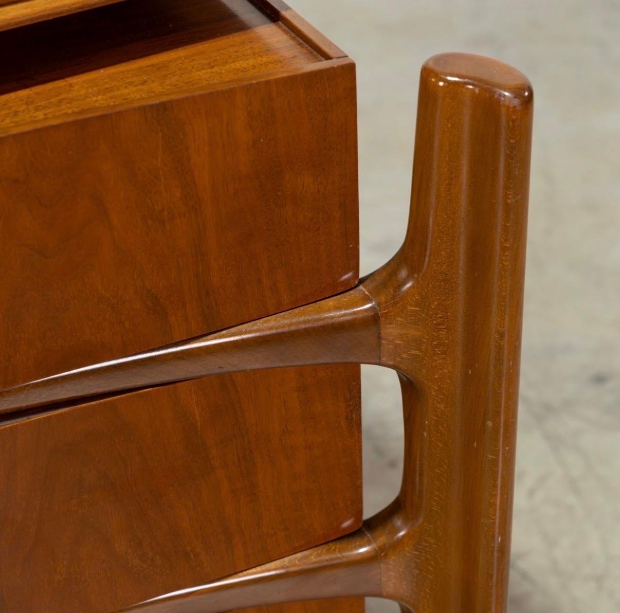 Legno Cassettone in noce William Hinn, moderno svedese di metà secolo in vendita