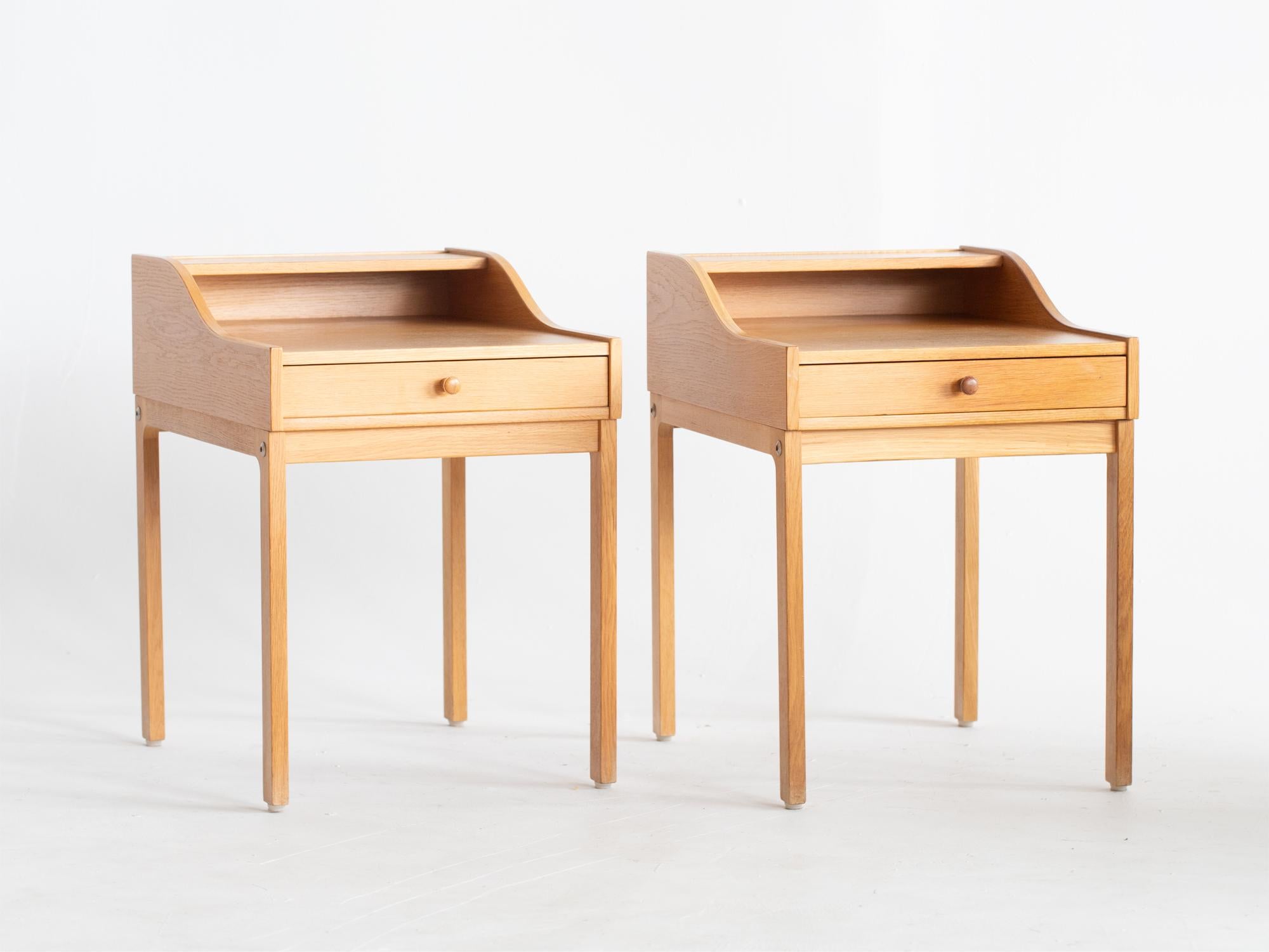 A pair of single-drawer oak and oak-veneered bedside tables by Möbel-Ikea. Swedish, c. 1960s.

Both in good sturdy order with light cosmetic wear.

55 x 38.5 x 52.5 cm

21.7 x 15.2 x 20.7 