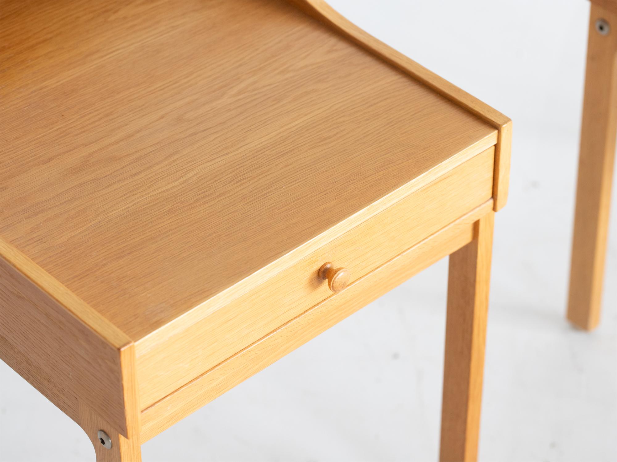 Mid-Century Modern Tables de chevet en Oak suédois du milieu du siècle dernier en vente