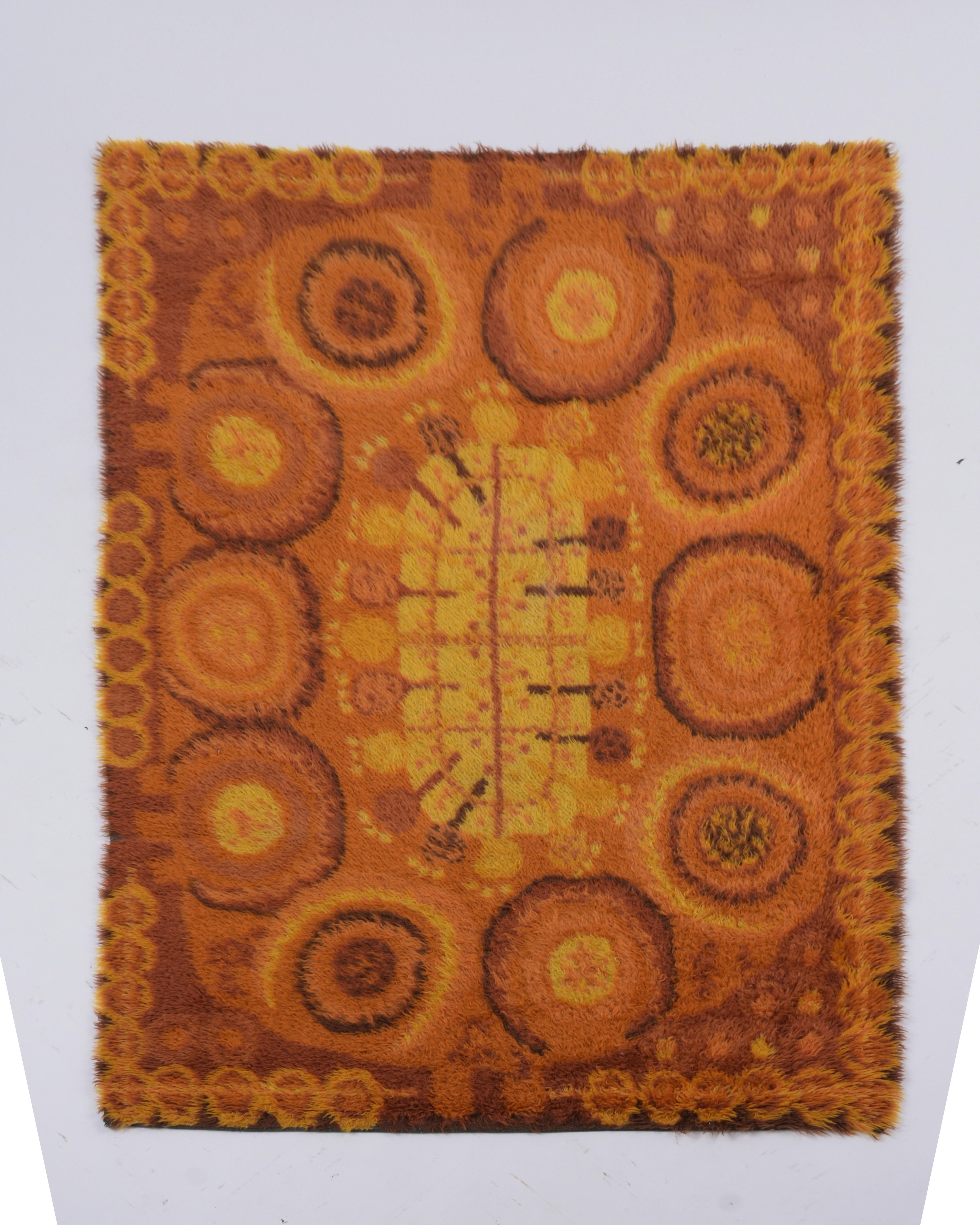 This vintage Swedish Rya rug comes with symmetric pattern of interconnected ovals rendered in a tone-on-tone orange yellow and brown palette that ranges.
 