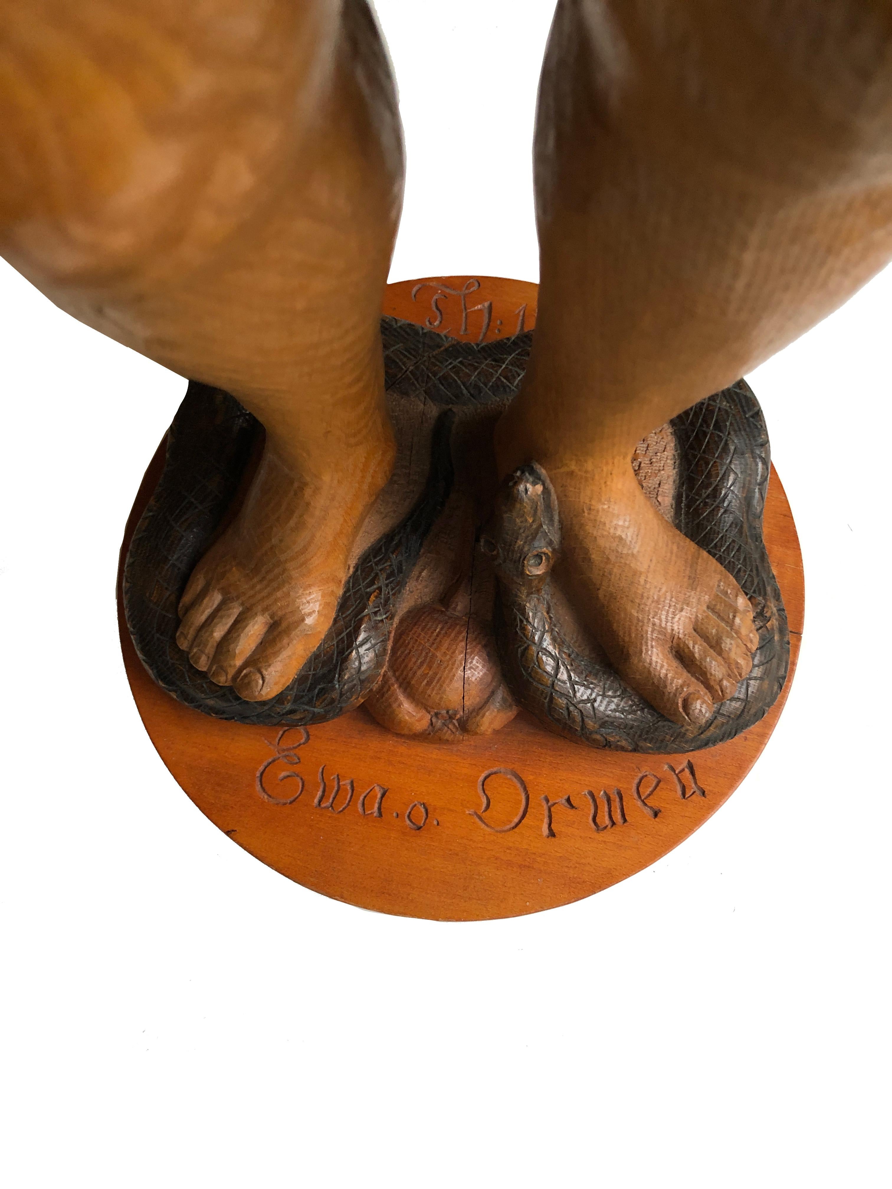 Schwedische Outsiders-Kunst-Skulptur „Eve und die Schlange“ aus Holz, Mid-Century (Volkskunst) im Angebot