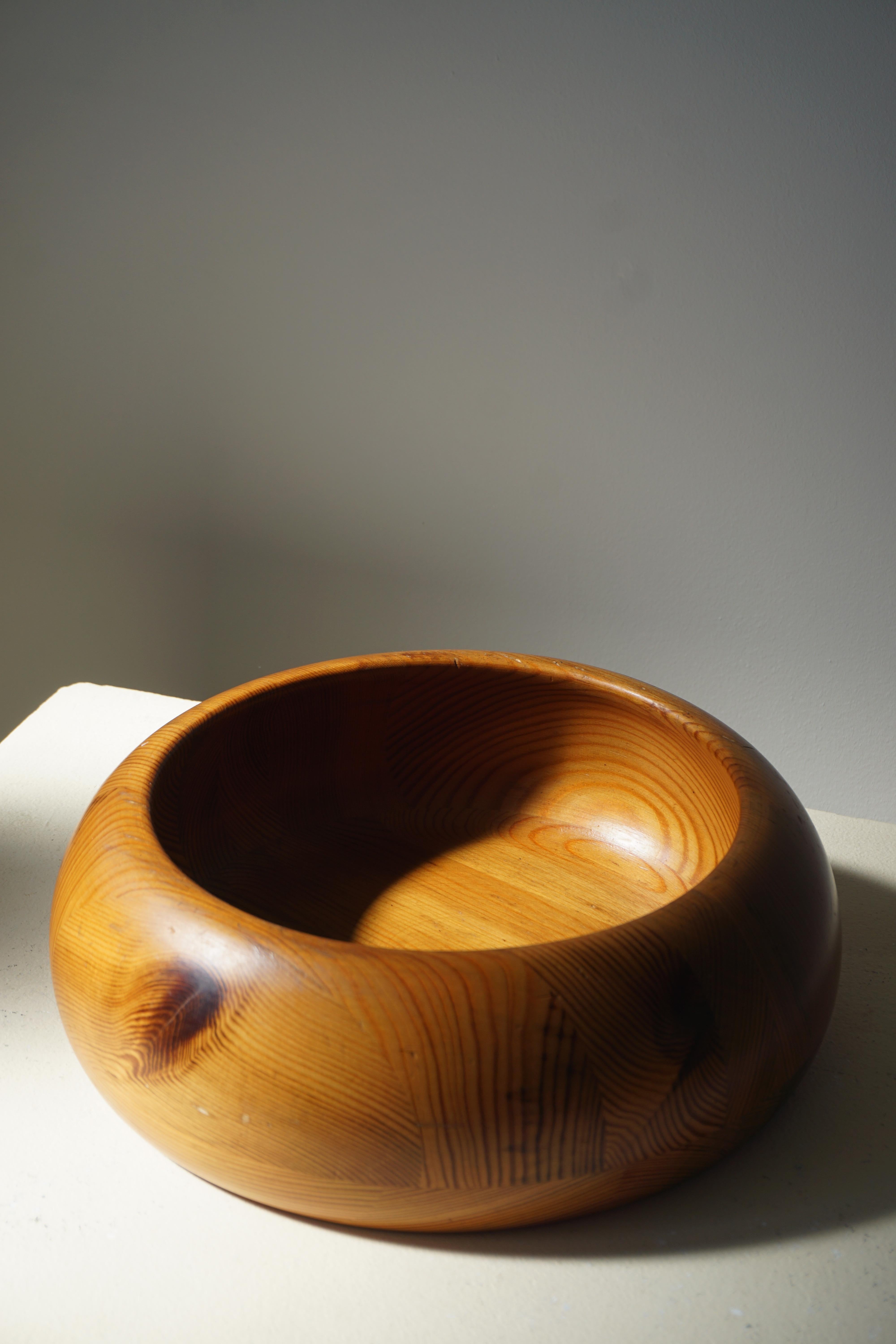 Beautiful patinated bowl in pine. Crafted in Varnamo, sweden. Probably in 1980s.

Suits the modern interior. Designers worth to mention from this Swedish era is: Roland Wilhelmsson & Sven Larsson.