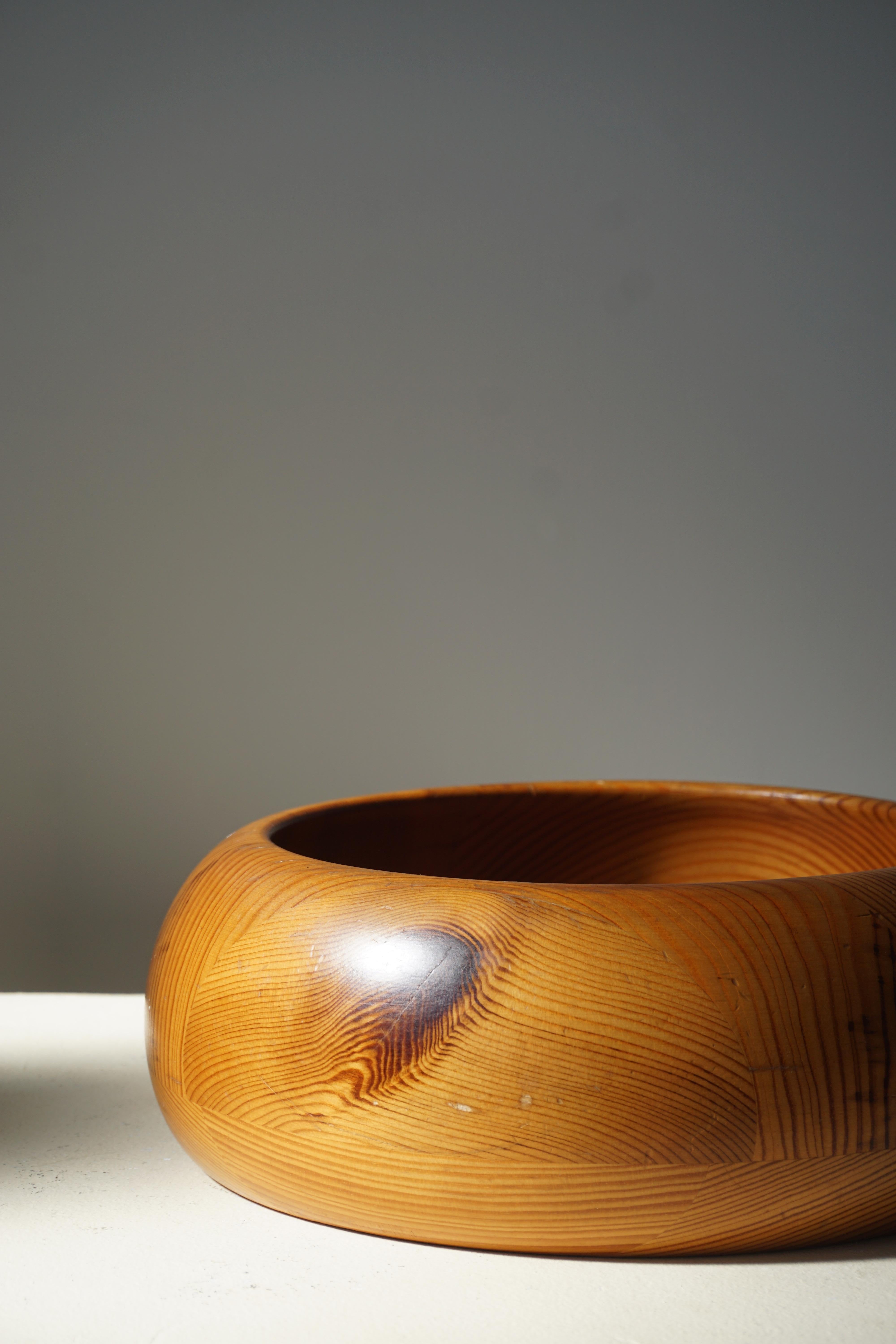 Mid Century Swedish Pine Bowl, Crafted in Varnamo, 1980s In Good Condition In Odense, DK