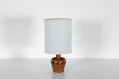 Schwedische Kiefer-Tischlampe aus der Jahrhundertmitte, ausgeschnittener Sockel, neuer Leinen-Zylinder-Schirm