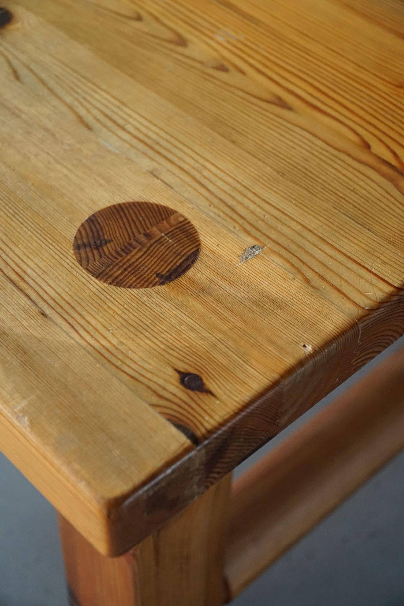 Pin Table rectangulaire suédoise du milieu du siècle en pin massif, fabriquée par Östen Kristiansson en vente