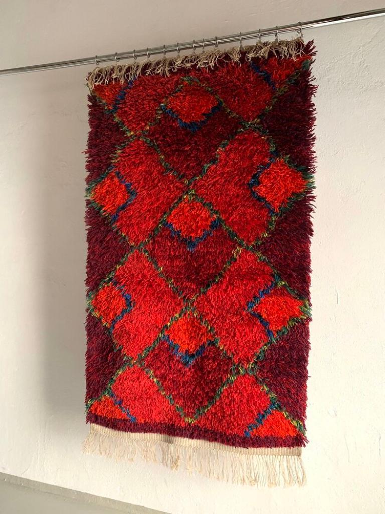 Vintage high pile carpet from Sweden, traditional Rya rug made of red colors wool. Scandinavian classics!

Additional information:
Dimensions: 80 W x 140 L cm
Condition: Very good, after a professional cleaning.