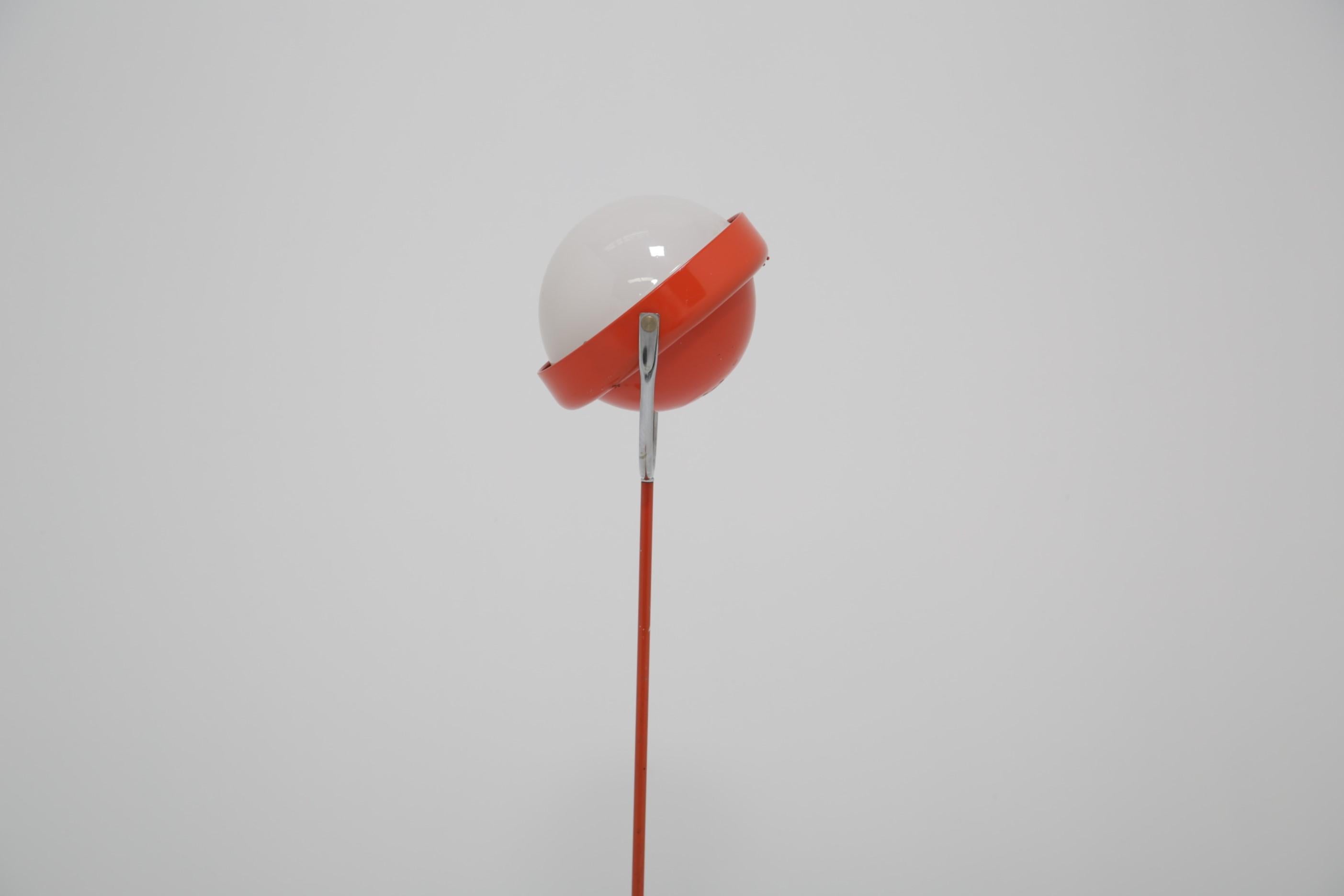 Lampadaire rouge de l'ère spatiale suédoise du milieu du siècle par Uno Dahlén pour Aneta, années 1960. en vente 2