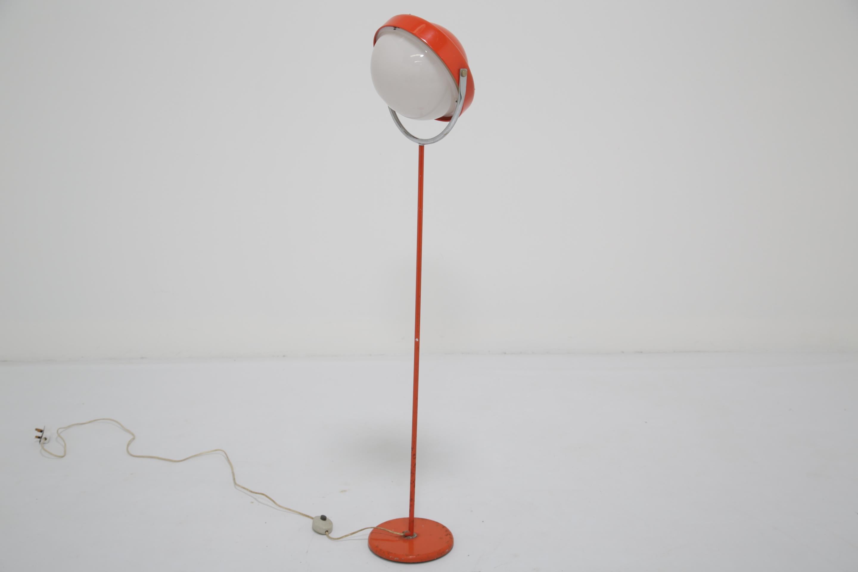 Jetez un coup d'œil à ce superbe lampadaire datant de l'ère spatiale des années 1960. Conçu par le designer suédois Uno Dahlen et fabriqué par Aneta dans les années 1960. Doté d'un cadre en métal laqué et d'un abat-jour en plastique qui peut être