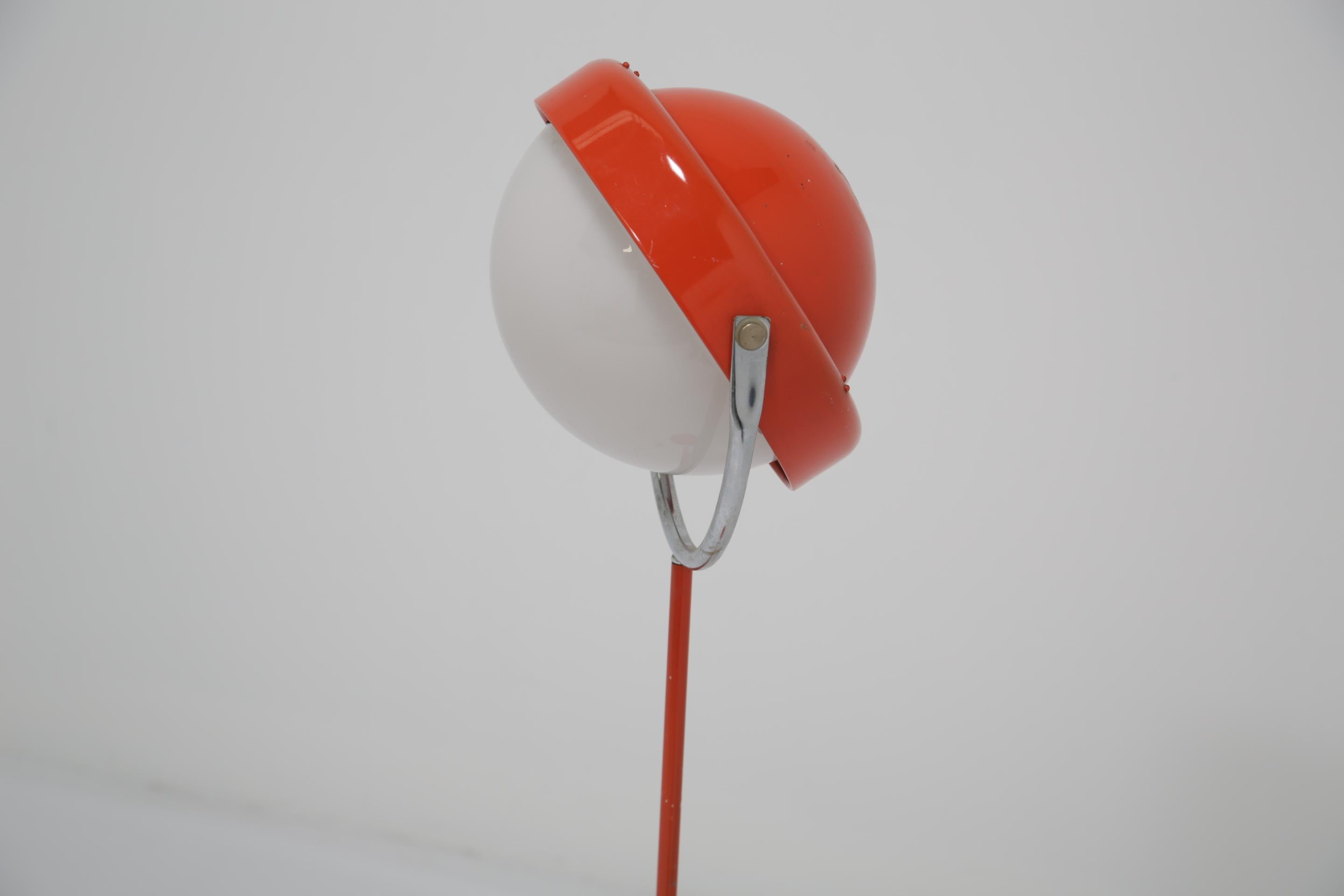 Mid-Century Modern Lampadaire rouge de l'ère spatiale suédoise du milieu du siècle par Uno Dahlén pour Aneta, années 1960. en vente