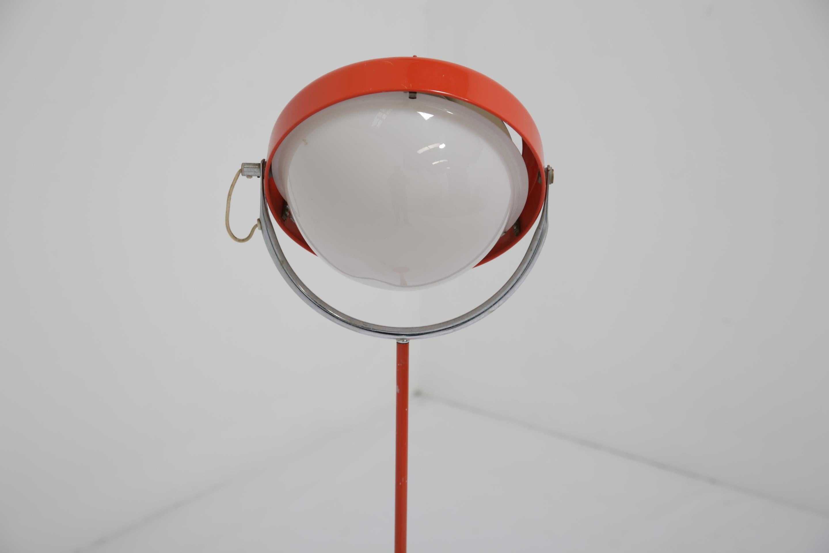 Suédois Lampadaire rouge de l'ère spatiale suédoise du milieu du siècle par Uno Dahlén pour Aneta, années 1960. en vente