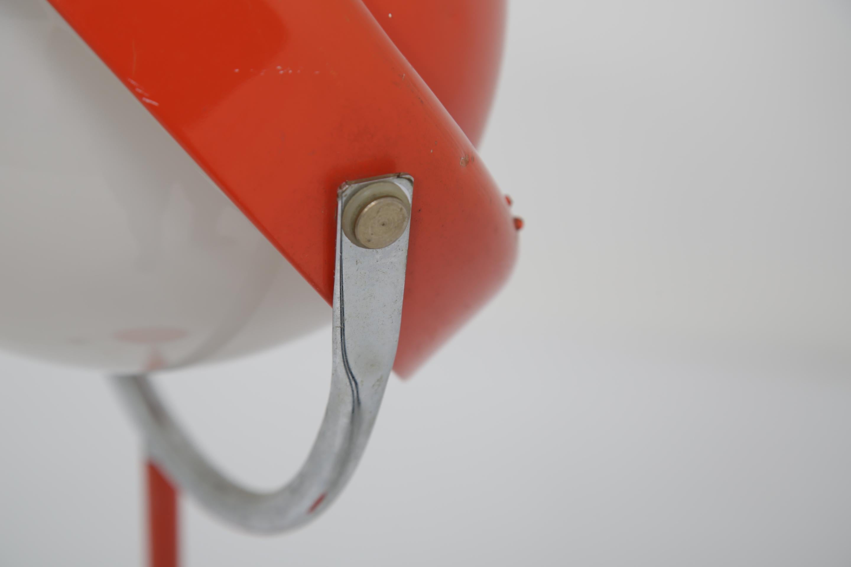 Métal Lampadaire rouge de l'ère spatiale suédoise du milieu du siècle par Uno Dahlén pour Aneta, années 1960. en vente