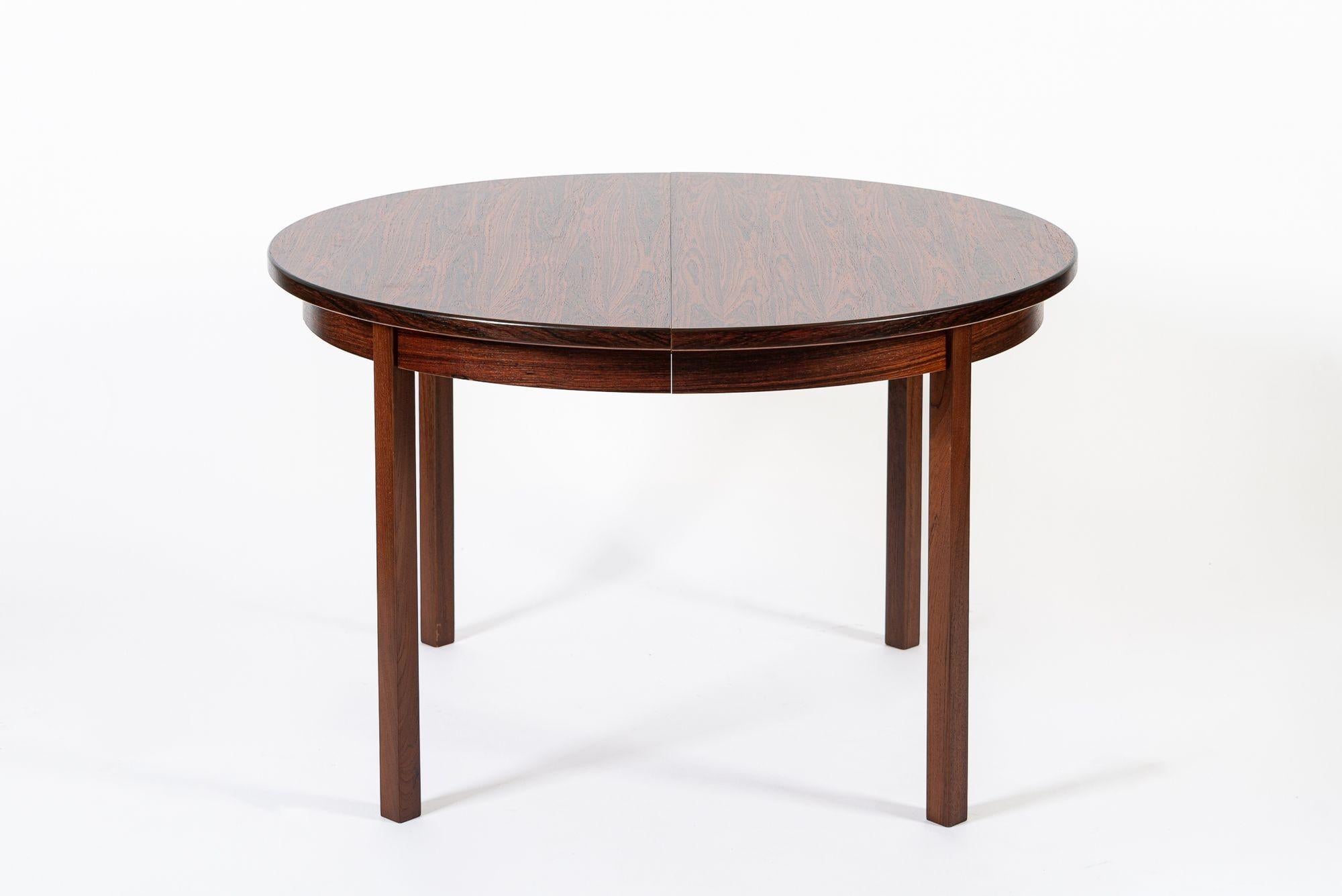 Mid-Century moderno Mid Century Swedish Rosewood Extendable Round Dining Table in vendita