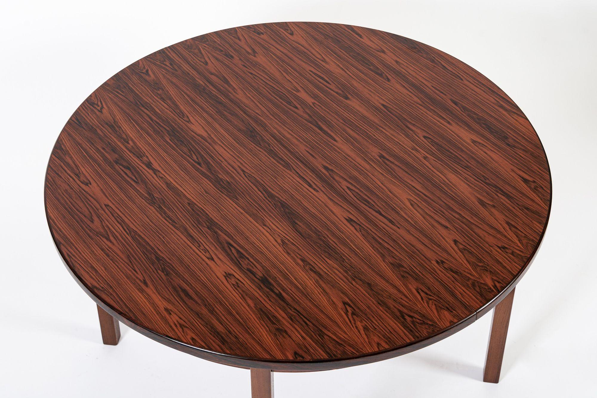 Svedese Mid Century Swedish Rosewood Extendable Round Dining Table in vendita