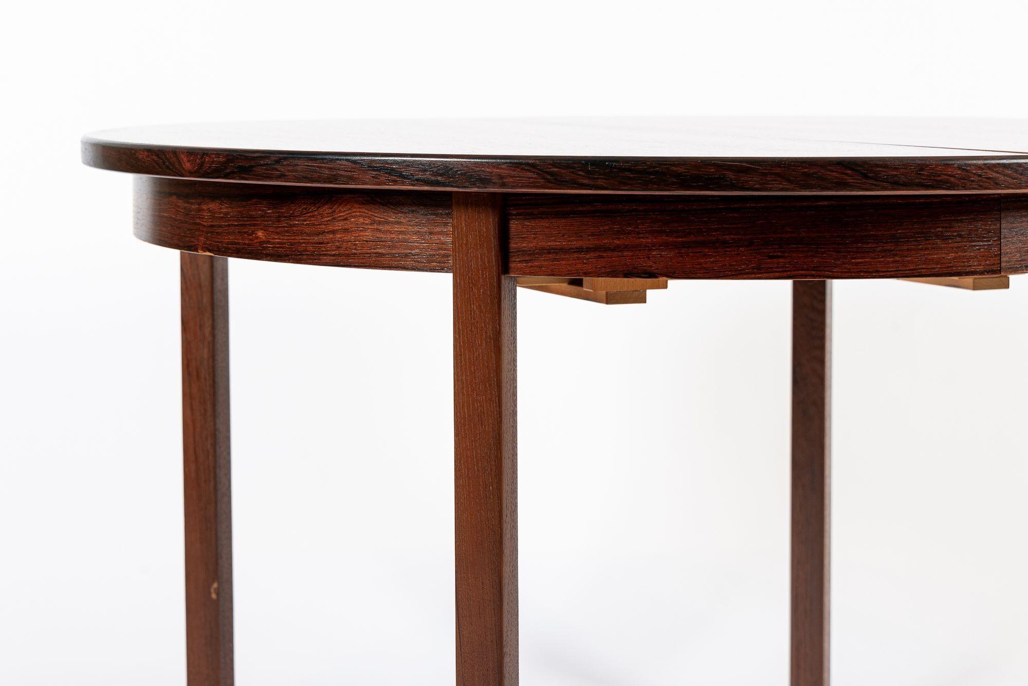 Mid Century Swedish Rosewood Extendable Round Dining Table In condizioni buone in vendita a Detroit, MI