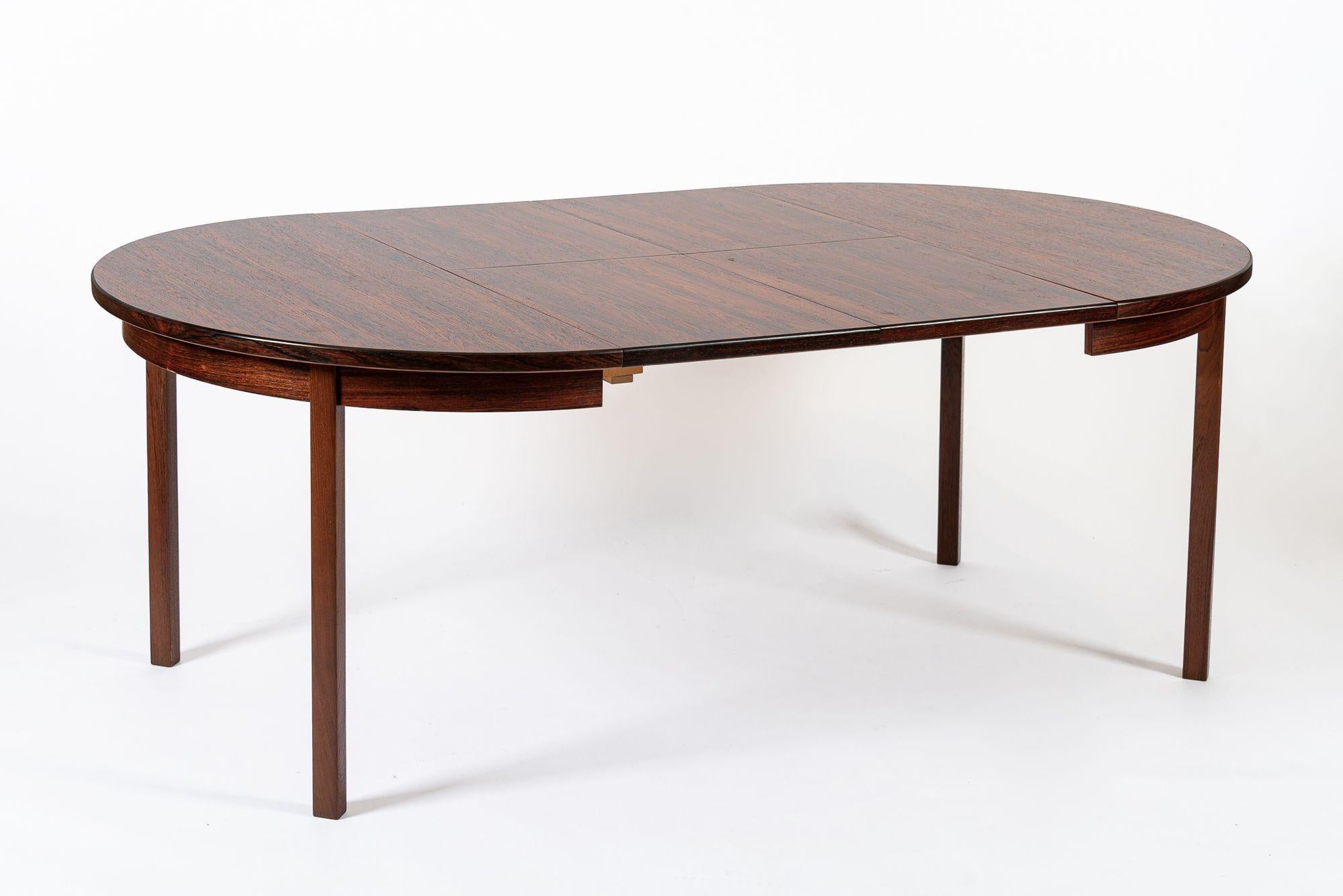 Metà XX secolo Mid Century Swedish Rosewood Extendable Round Dining Table in vendita