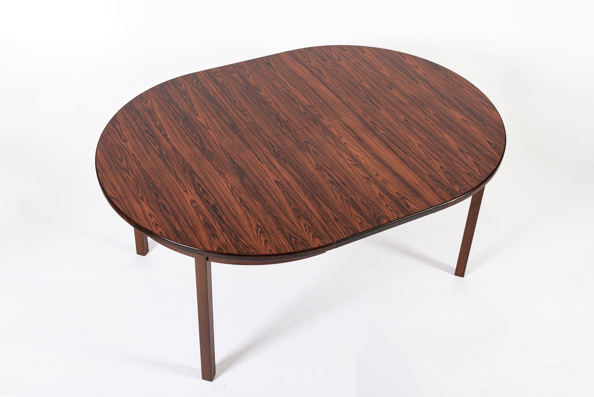 Legno Mid Century Swedish Rosewood Extendable Round Dining Table in vendita