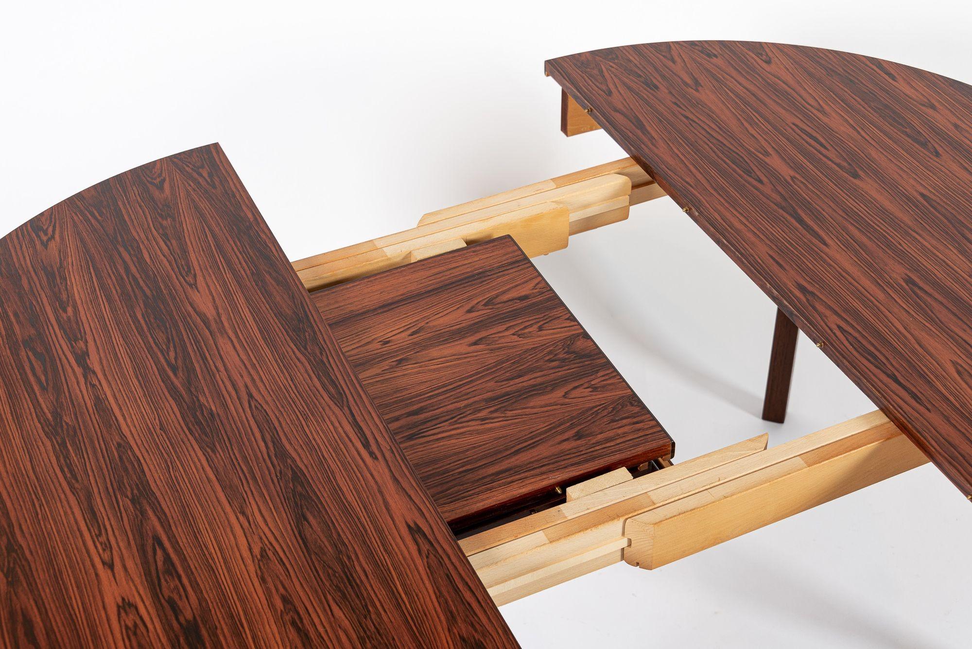 Mid Century Swedish Rosewood Extendable Round Dining Table in vendita 2