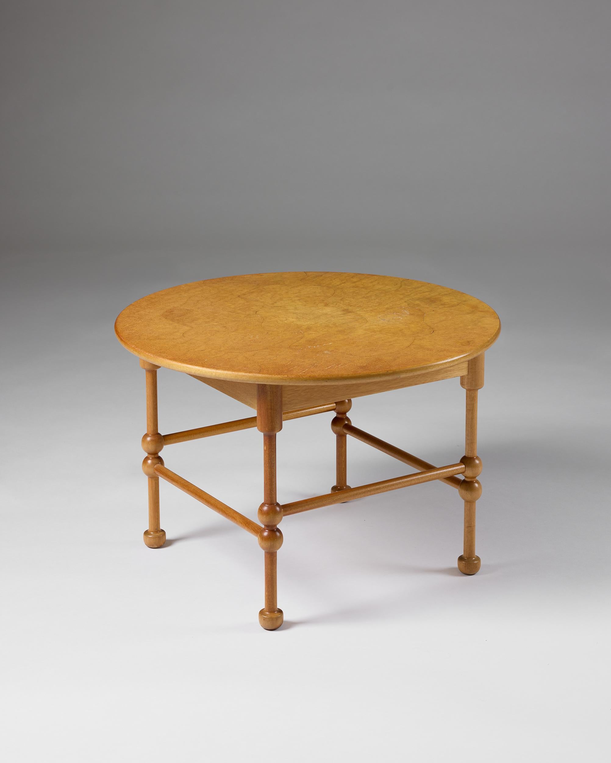 Mid Century Swedish Round Mahogany Occasional Table by Josef Frank Model 2126 In Good Condition For Sale In Stockholm, SE