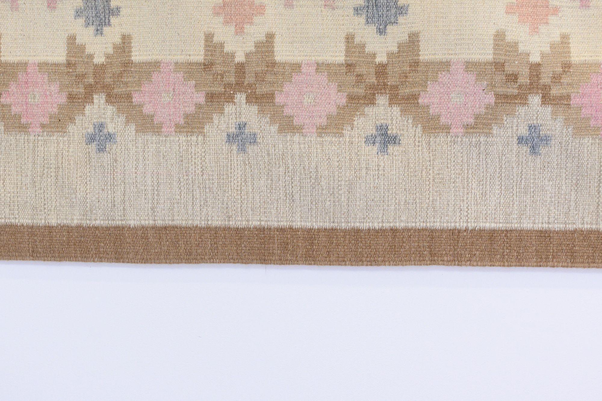 Tapis de couloir suédois du milieu du siècle dans les tons marron et crème. Un motif géométrique court le long du centre avec des touches de bleu et de rose. Nettoyé par des professionnels. Suède vers 1960.
L 336cm x L 90cm x H 1cm