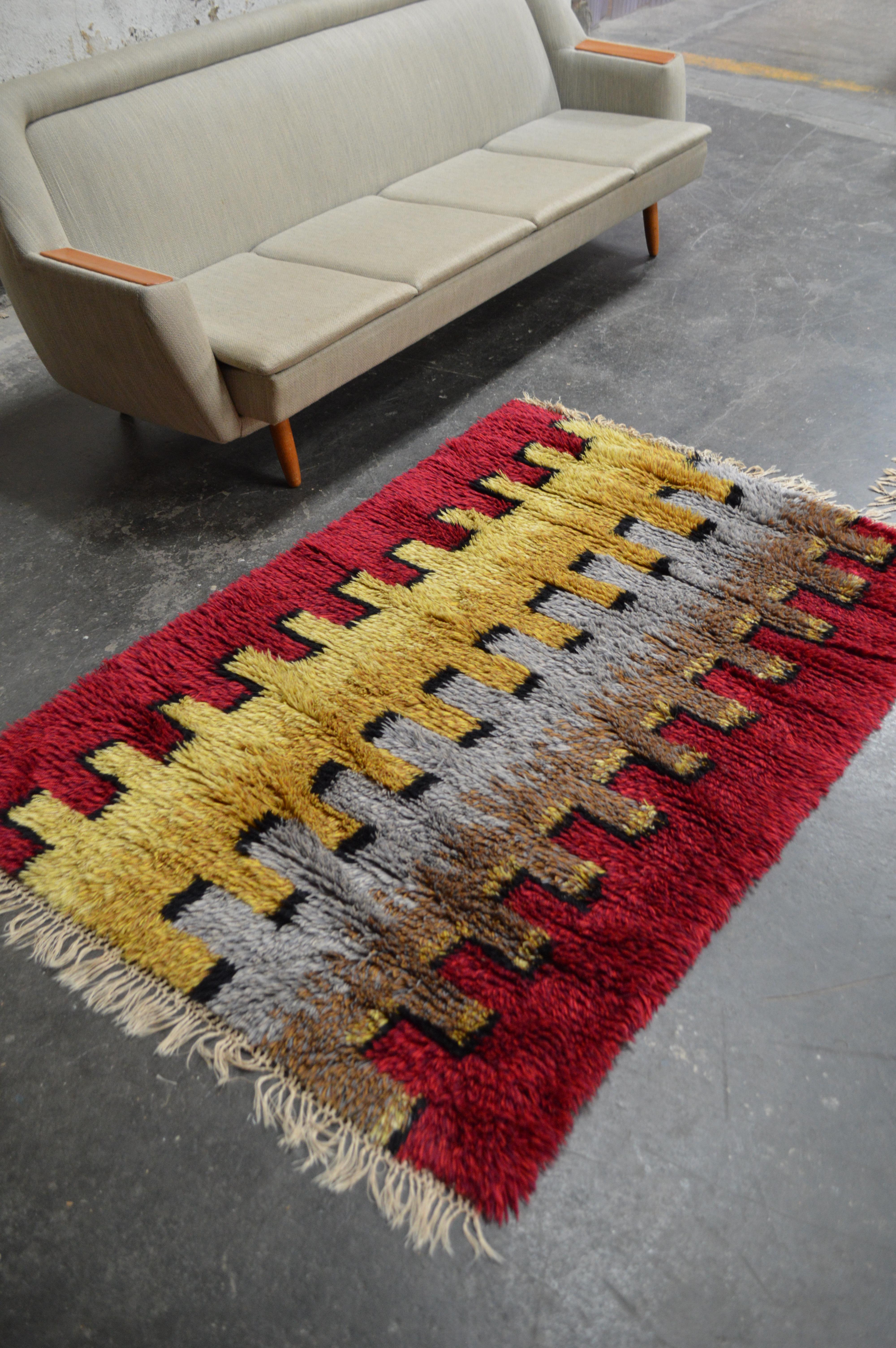 This vintage Swedish Rya rug is bold and truly embodies Scandinavian Modern style. The colors are saturated and rich in this Scandinavian Rya rug and is versatile to blend with many interior styles. 

Dimensions:

45