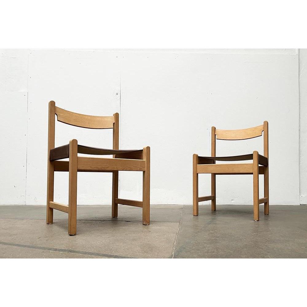 Tre sedie di origine svedese in stile safari. La struttura è composta da elementi in legno massiccio che si uniscono ... Leggi tutto Tre sedie di origine svedese in stile safari. La struttura è composta da elementi in legno massiccio che si uniscono