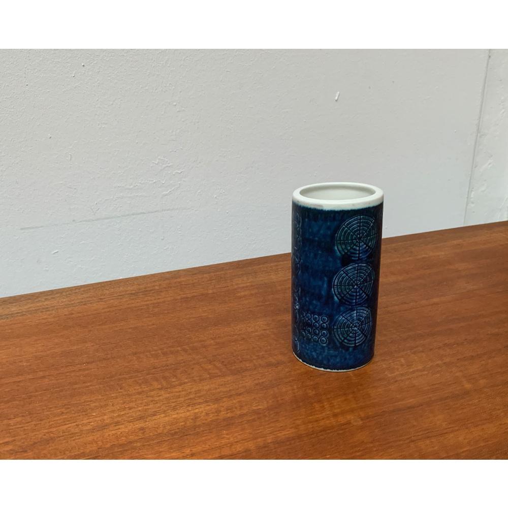 Vaso Sarek svedese di metà secolo di Olle Alberius per Rörstrand, in ottime condizioni. Progettato tra il 1960 e il 1969 Questo pezzo ha un marchio di attribuzione.

Informazioni aggiuntive:
Materiali: Ceramica
Stile: Medioevo Moderno
Marchio: