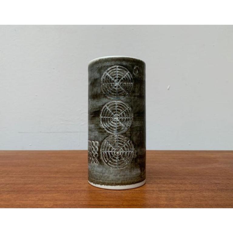 Vase Sarek suédois du milieu du siècle par Olle Alberius pour Rörstrand, en très bon état. Conçue de 1960 à 1969 Cette pièce porte une marque d'attribution.

Informations complémentaires :
Matériaux : Céramique
Couleur : marron
Styles : Moderne du