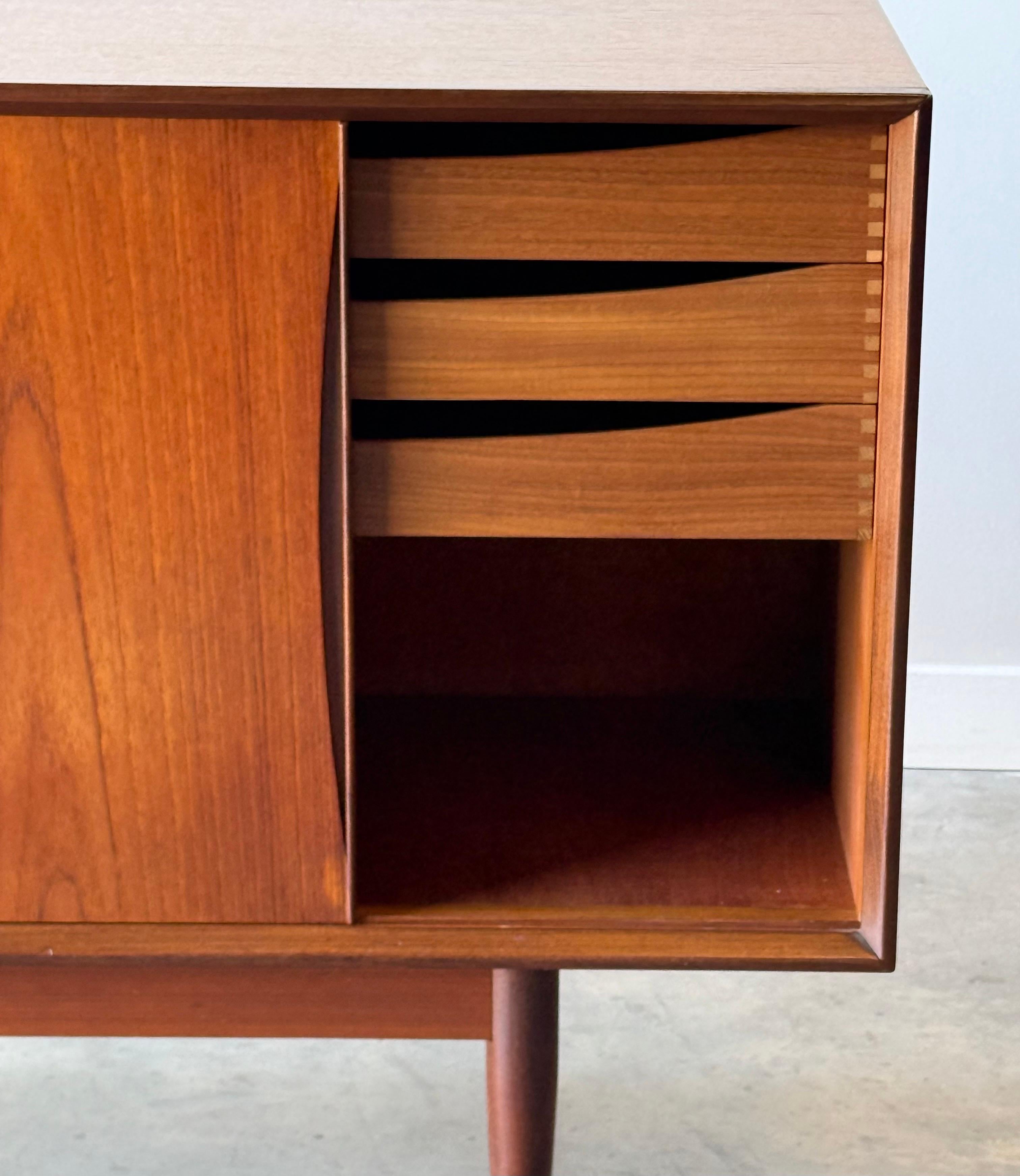 Credenza svedese di metà secolo in vendita 3