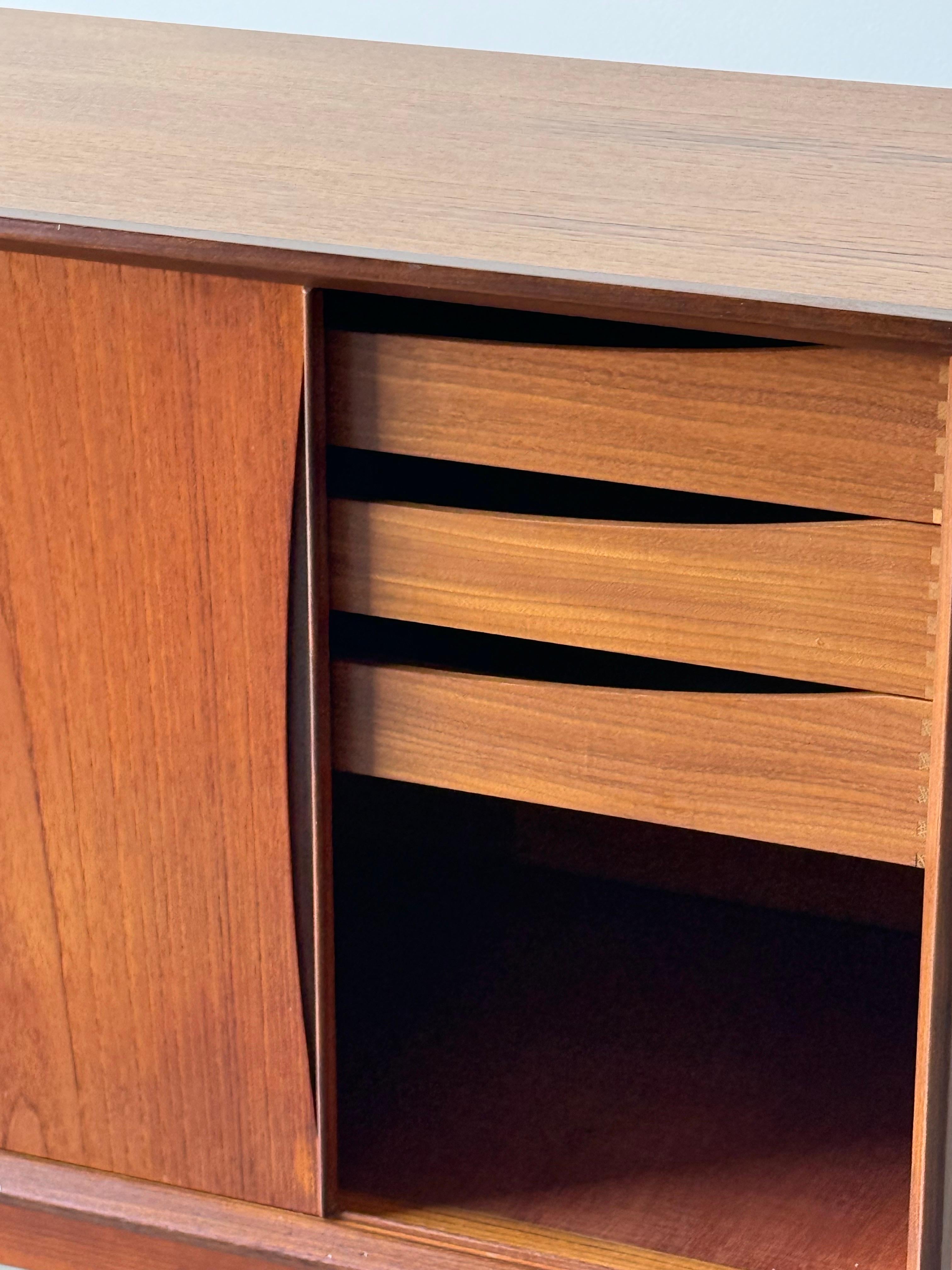 Credenza svedese di metà secolo in vendita 6