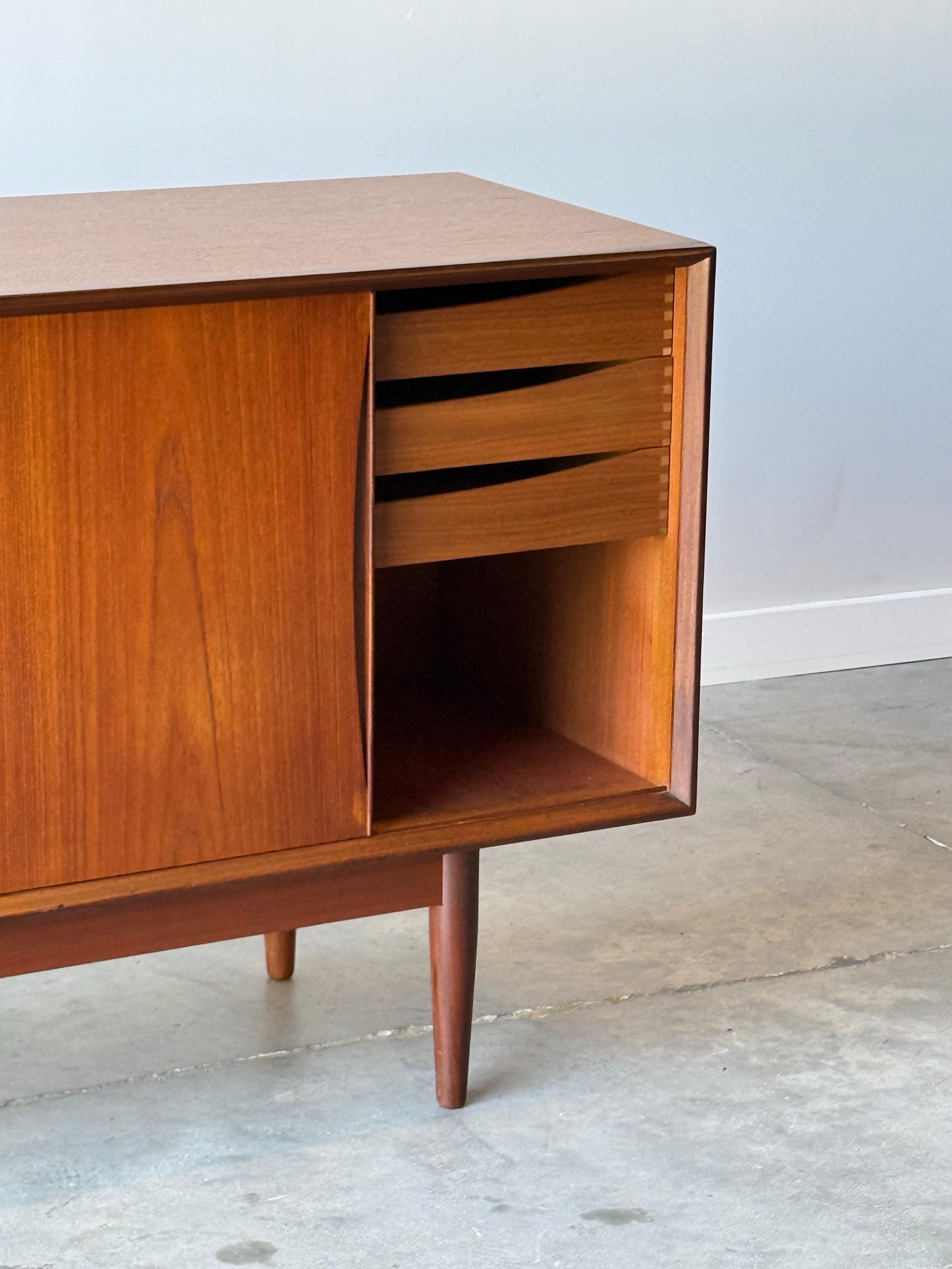 Credenza svedese di metà secolo in vendita 8