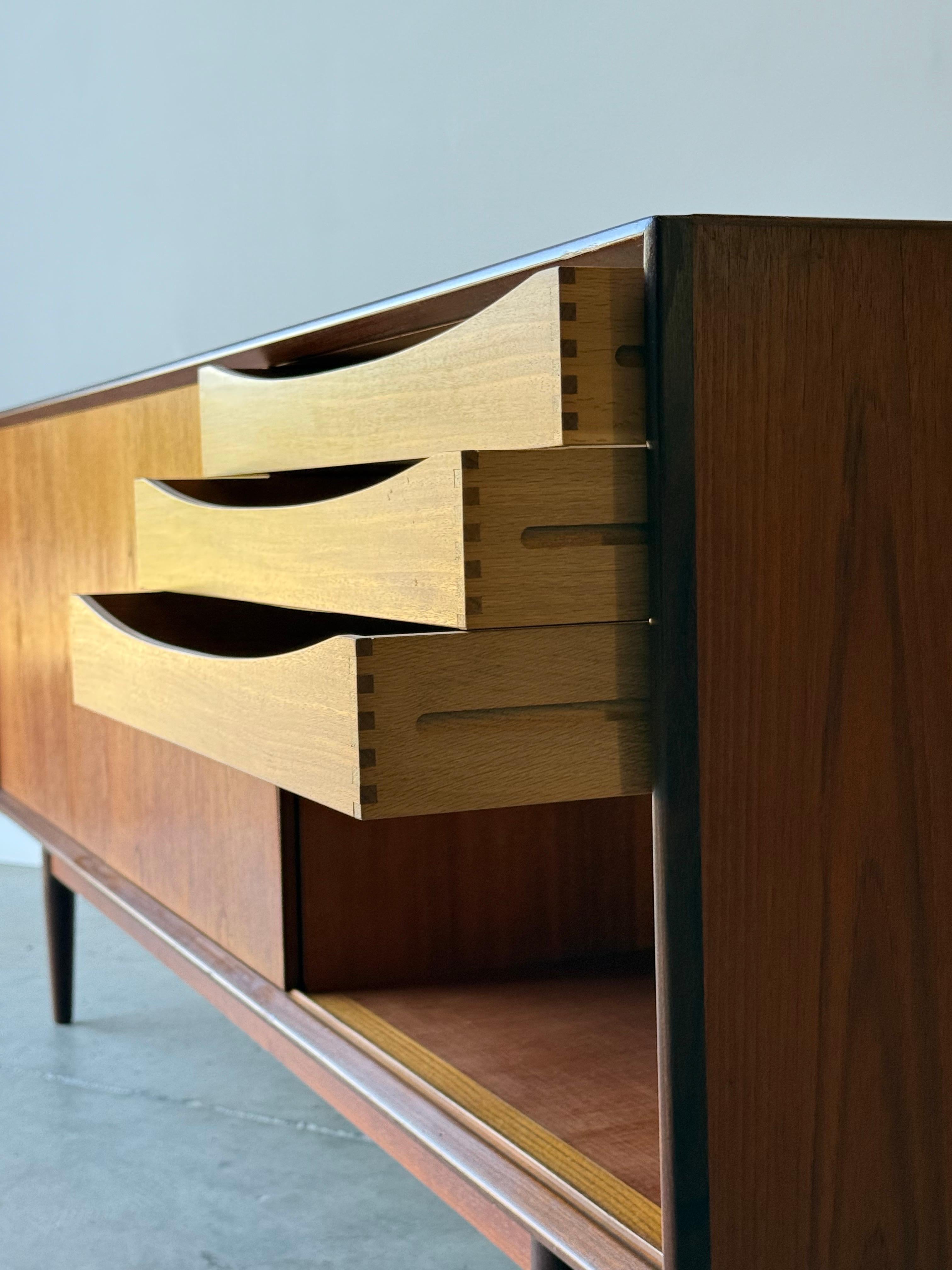Credenza svedese di metà secolo in vendita 9