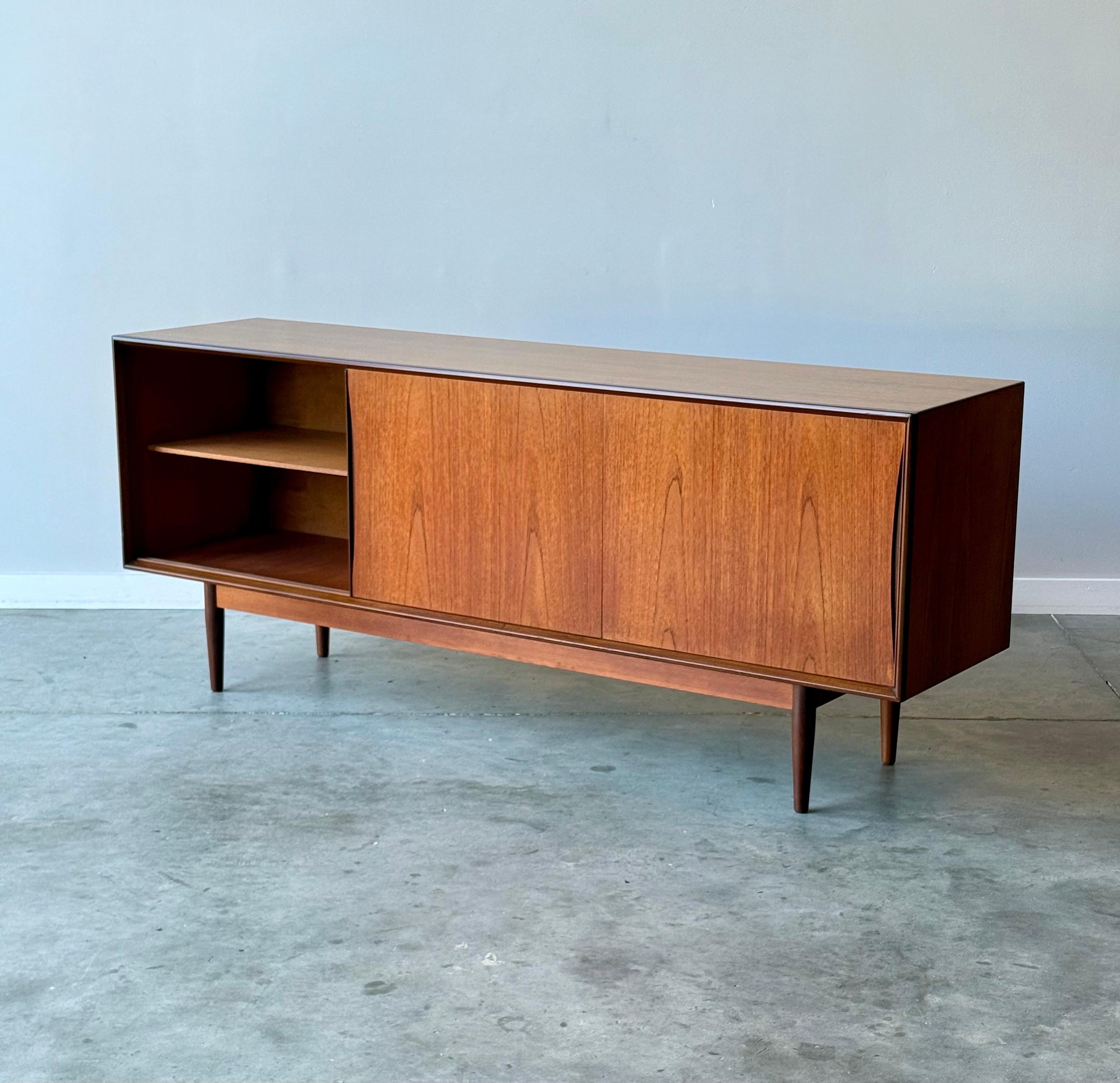 Mid-Century moderno Credenza svedese di metà secolo in vendita