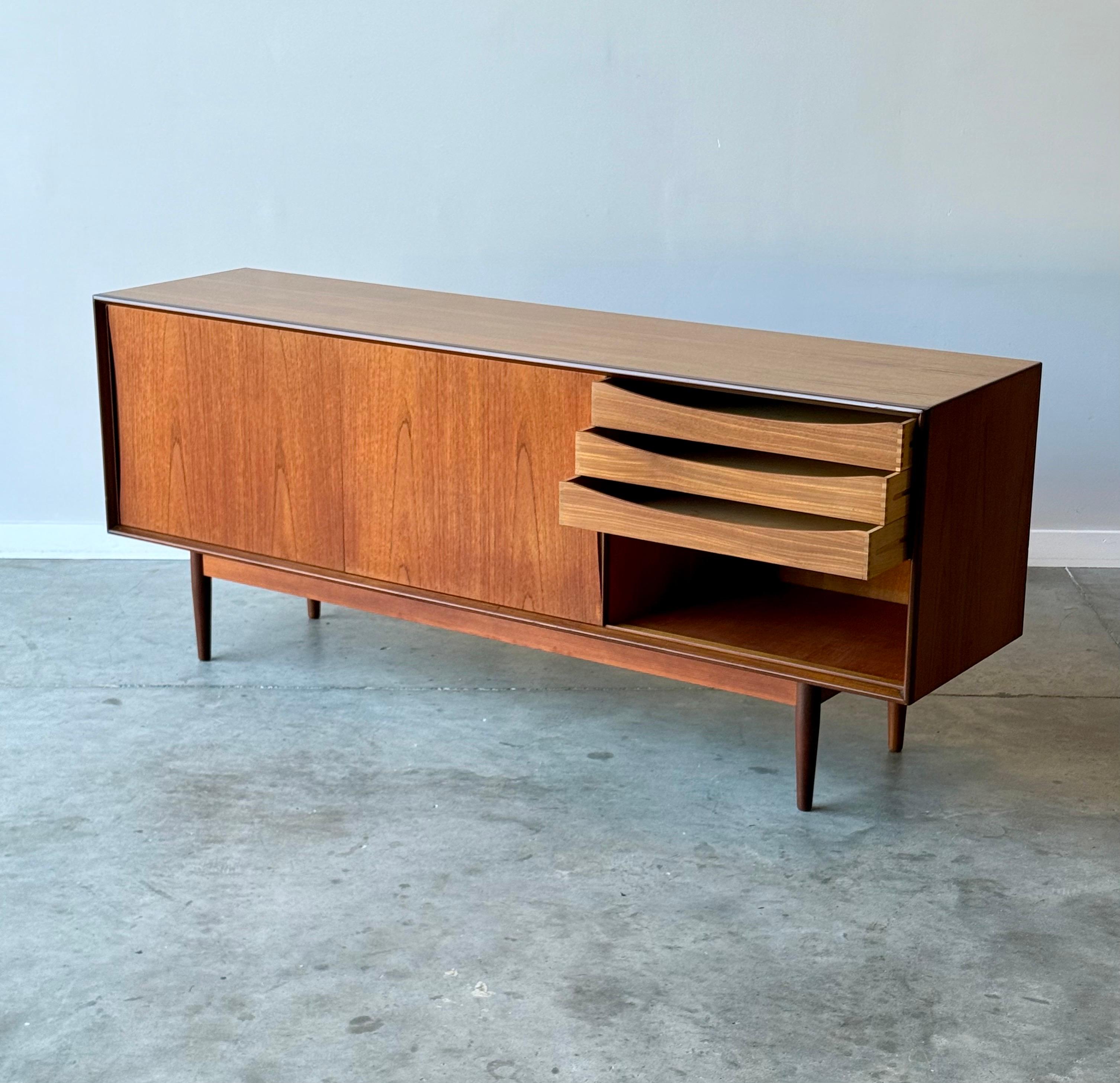 Svedese Credenza svedese di metà secolo in vendita