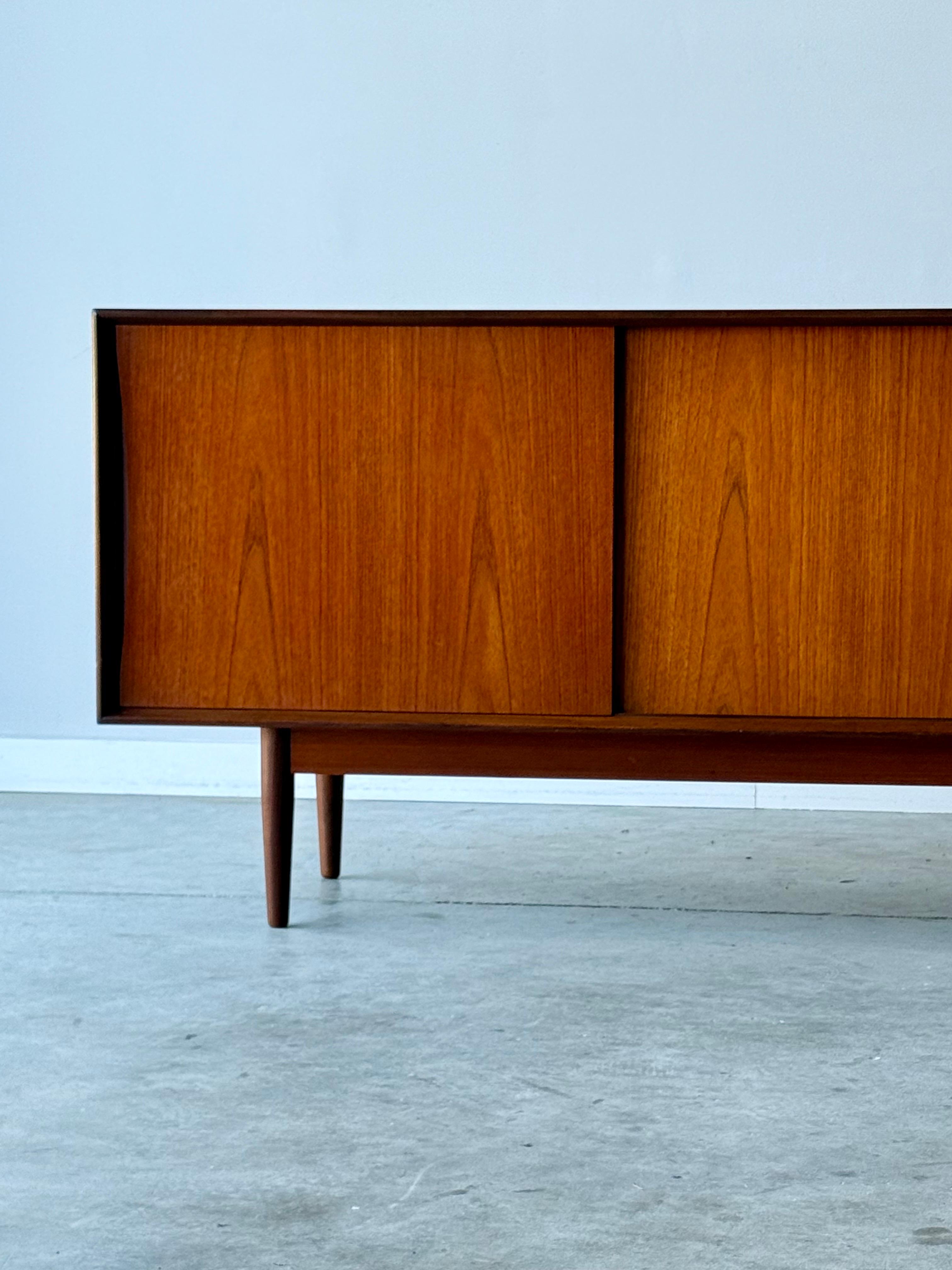 Legno Credenza svedese di metà secolo in vendita