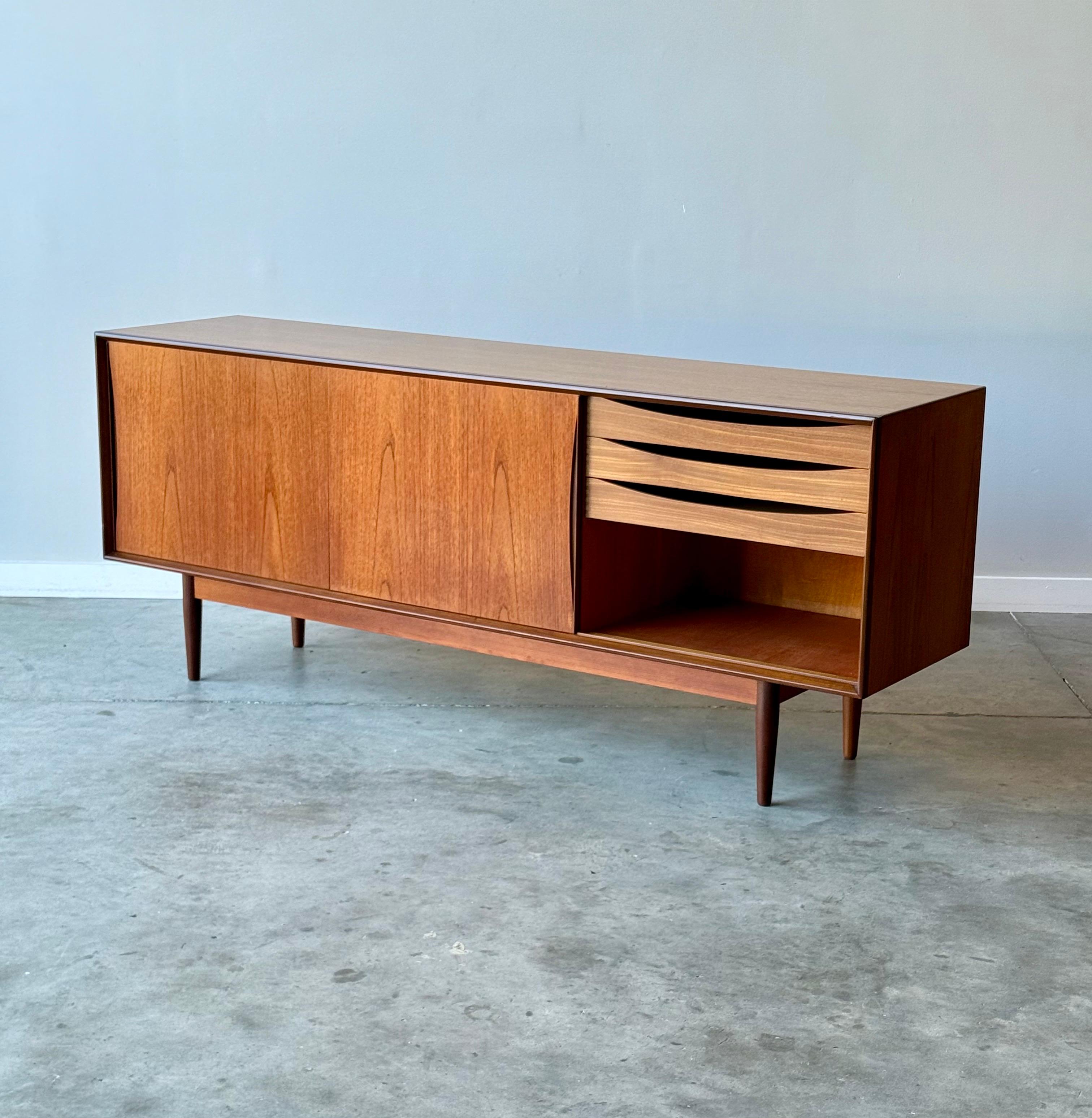 Credenza svedese di metà secolo in vendita 1