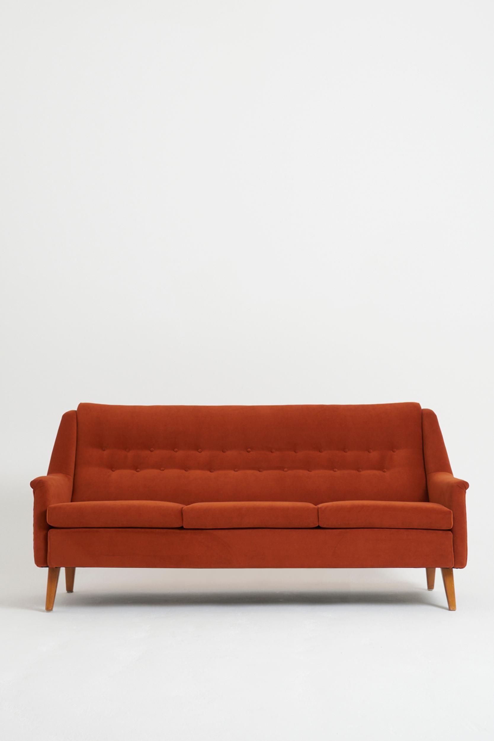 Ein geknöpftes Sofa, gepolstert mit orangefarbenem Samt
Schweden, ca. 1940-50
86 cm hoch x 179 cm breit x 84 cm tief, Sitzhöhe 43 cm