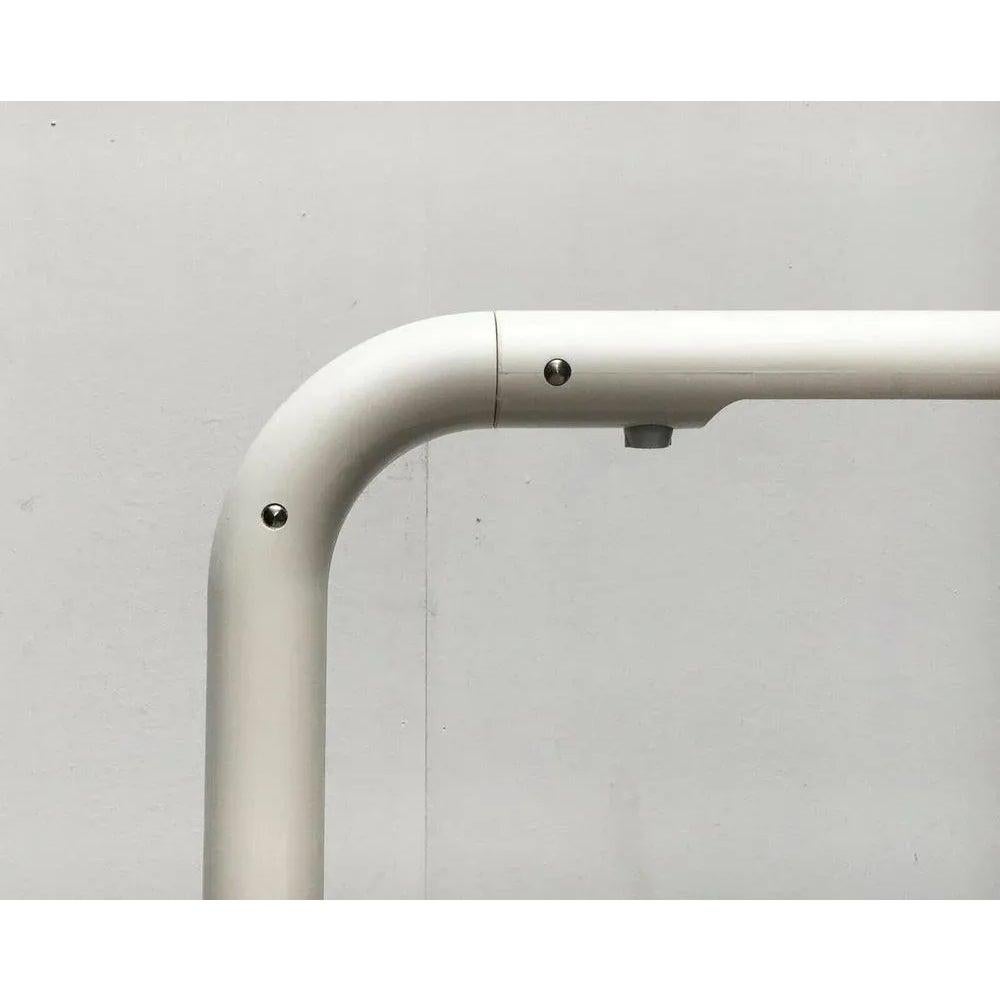 Lampadaire Simple Tube d'Atelje Lyktan d'après un design d'Anders Pehrson des années 1960.

La version lampe de bureau de cette lampe est plus connue. Le langage de conception est simple, ce qui rend ce design si intemporel et convaincant. Un tuyau